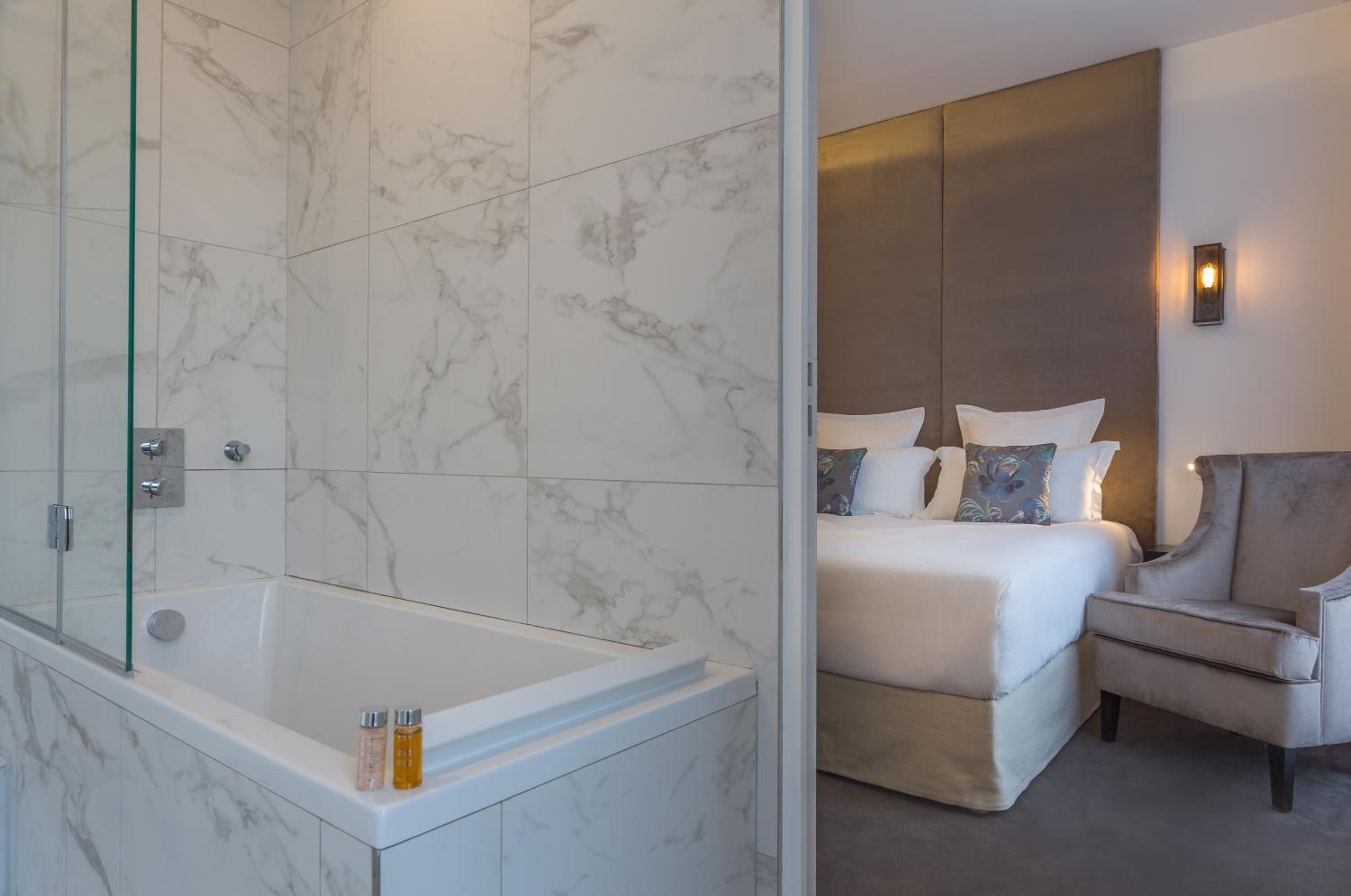 Double Room Marquise - Eiffel Tower Side View photo 2