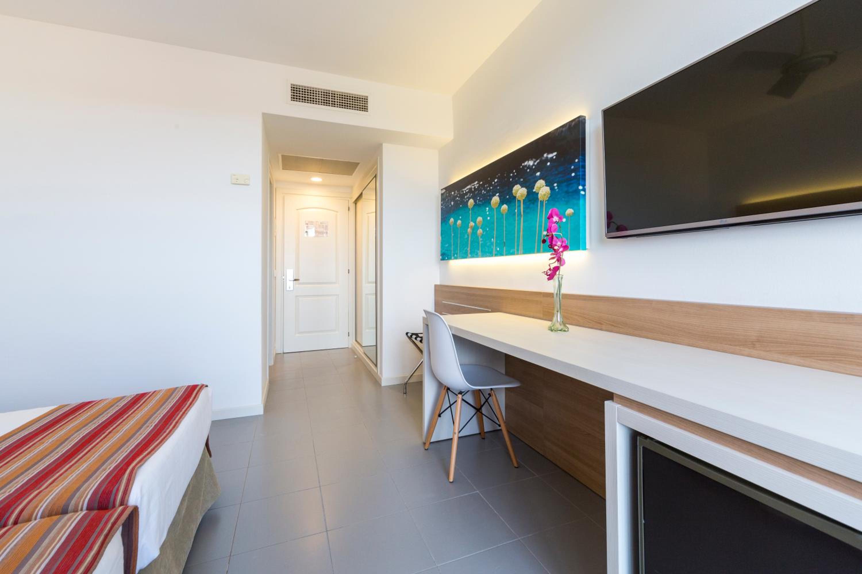 Twin Room - Photo 2