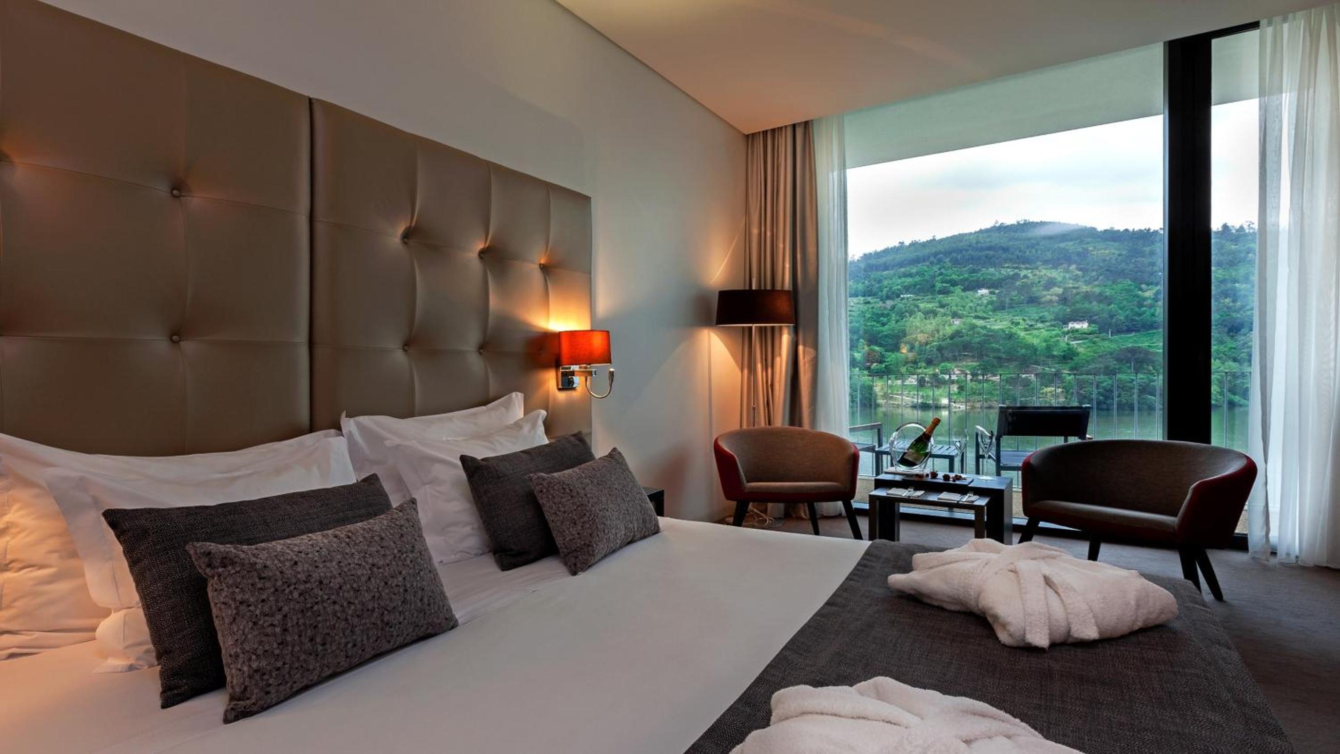 Double Room with River View - Romantic Package photo 1