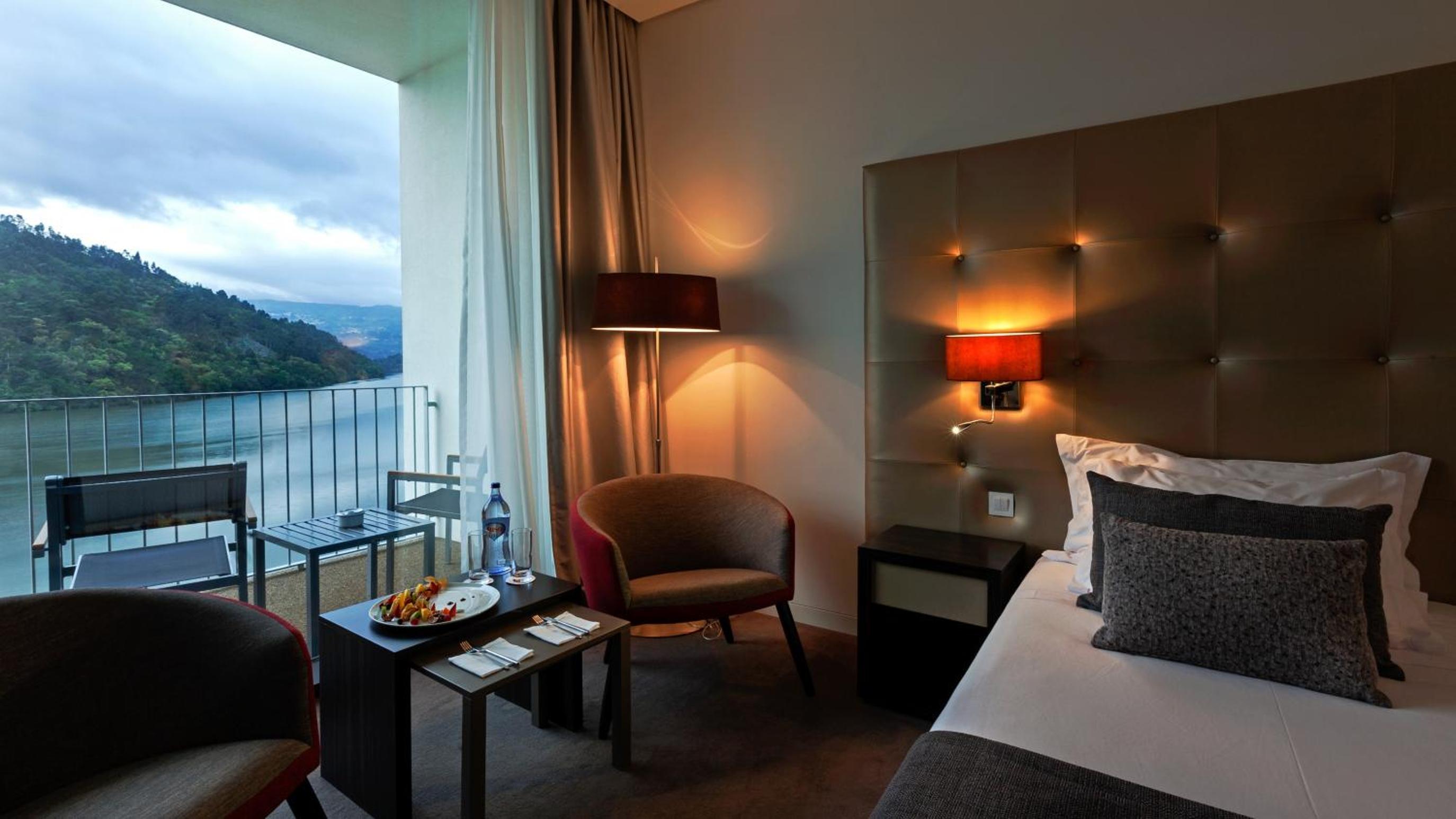 Double Room with River View - Romantic Package photo 2