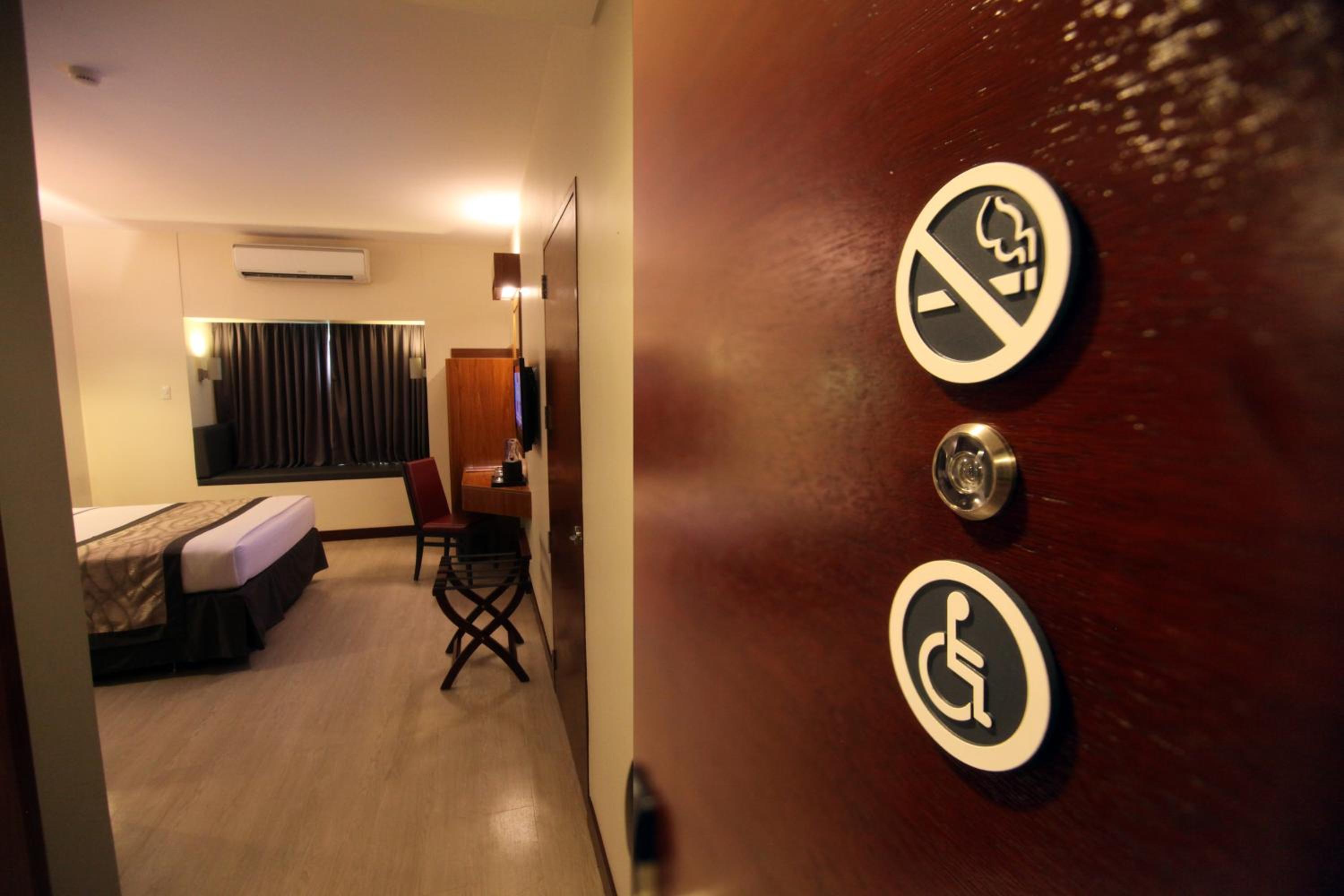 Queen Room - Mobility Access/Non-Smoking - Photo 5