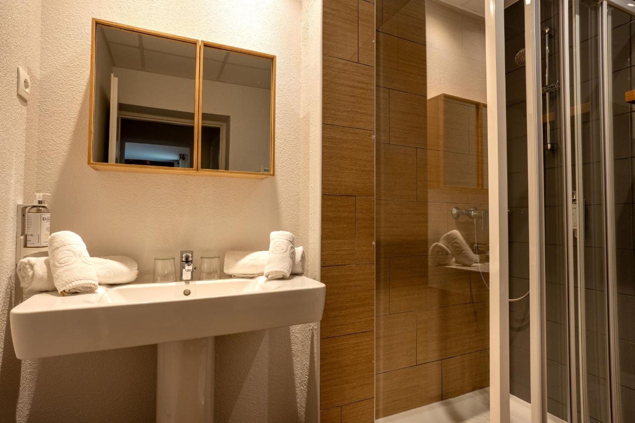 2 connecting rooms with 2 bathrooms photo 1
