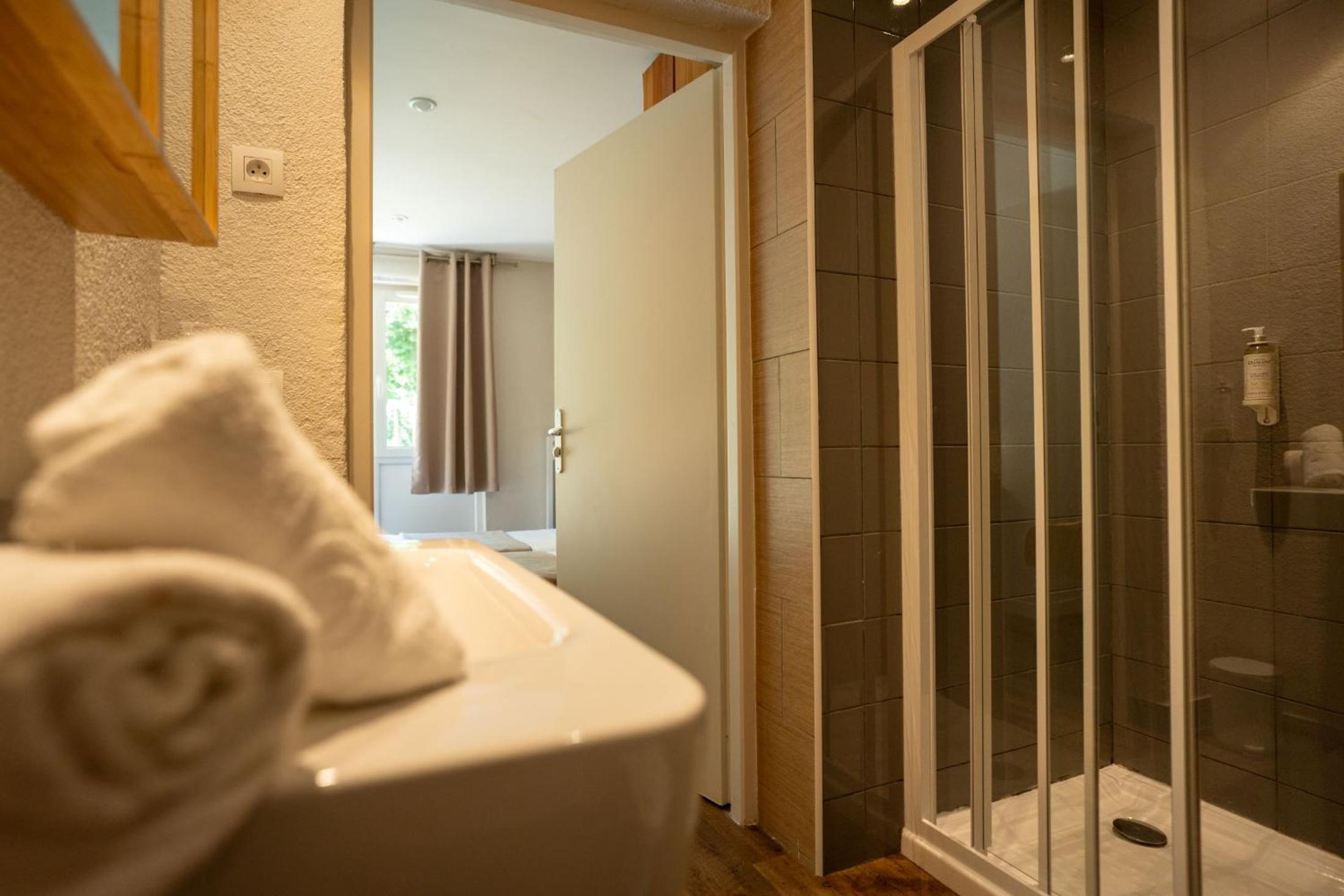2 Connecting Rooms with 2 Bathrooms