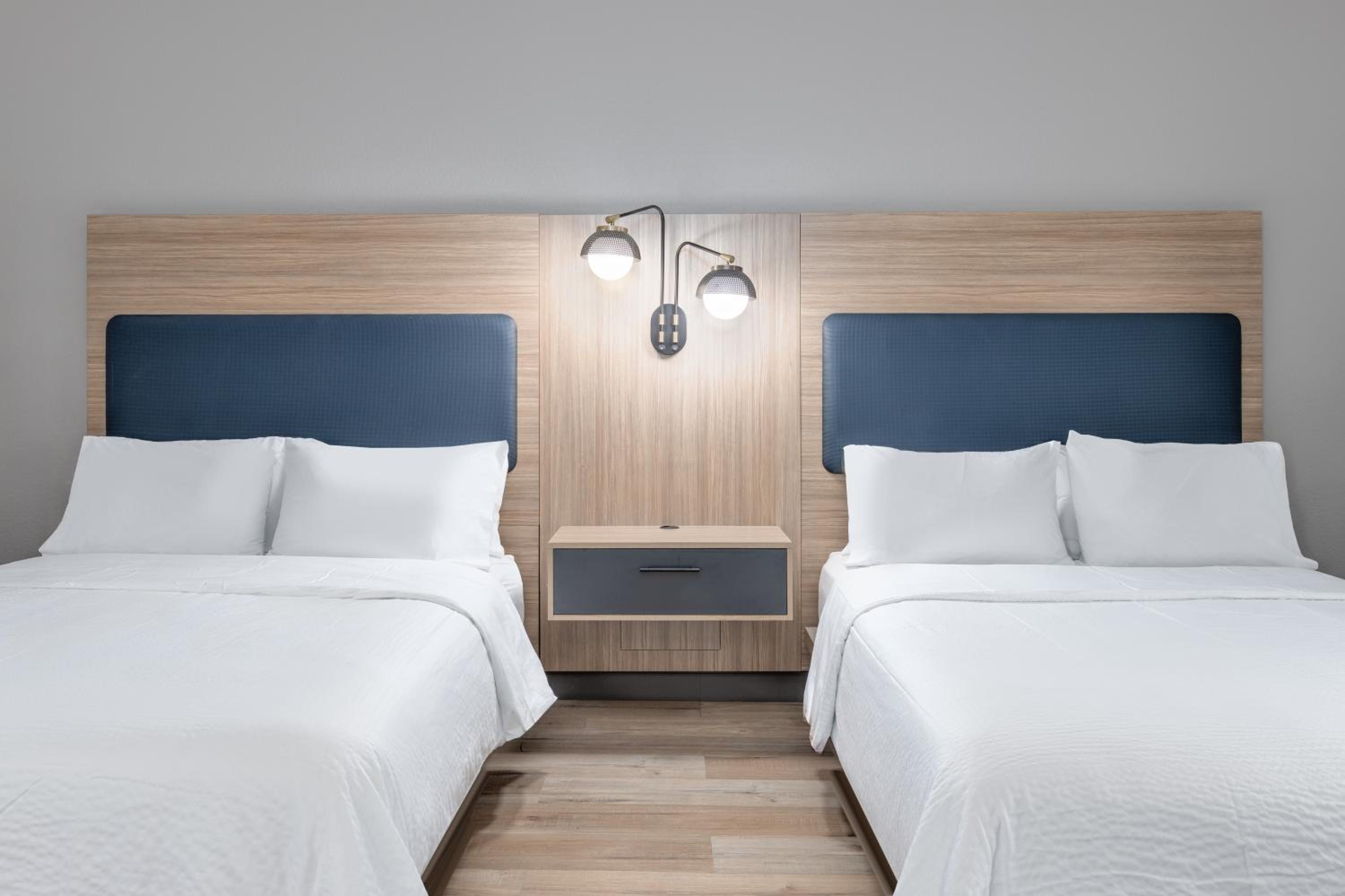 Studio Suite with Two Queen Beds - Photo 3
