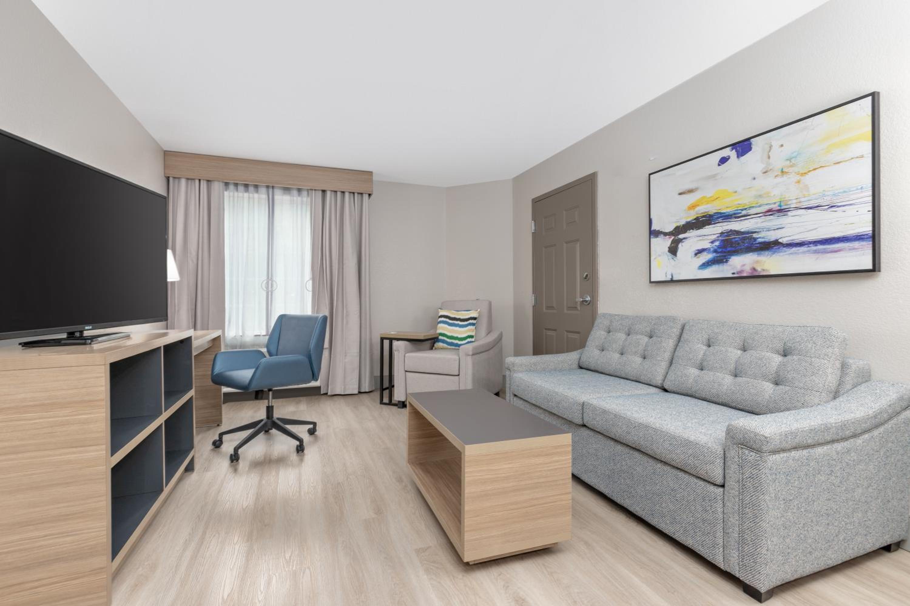 One-Bedroom King Suite - Photo 6