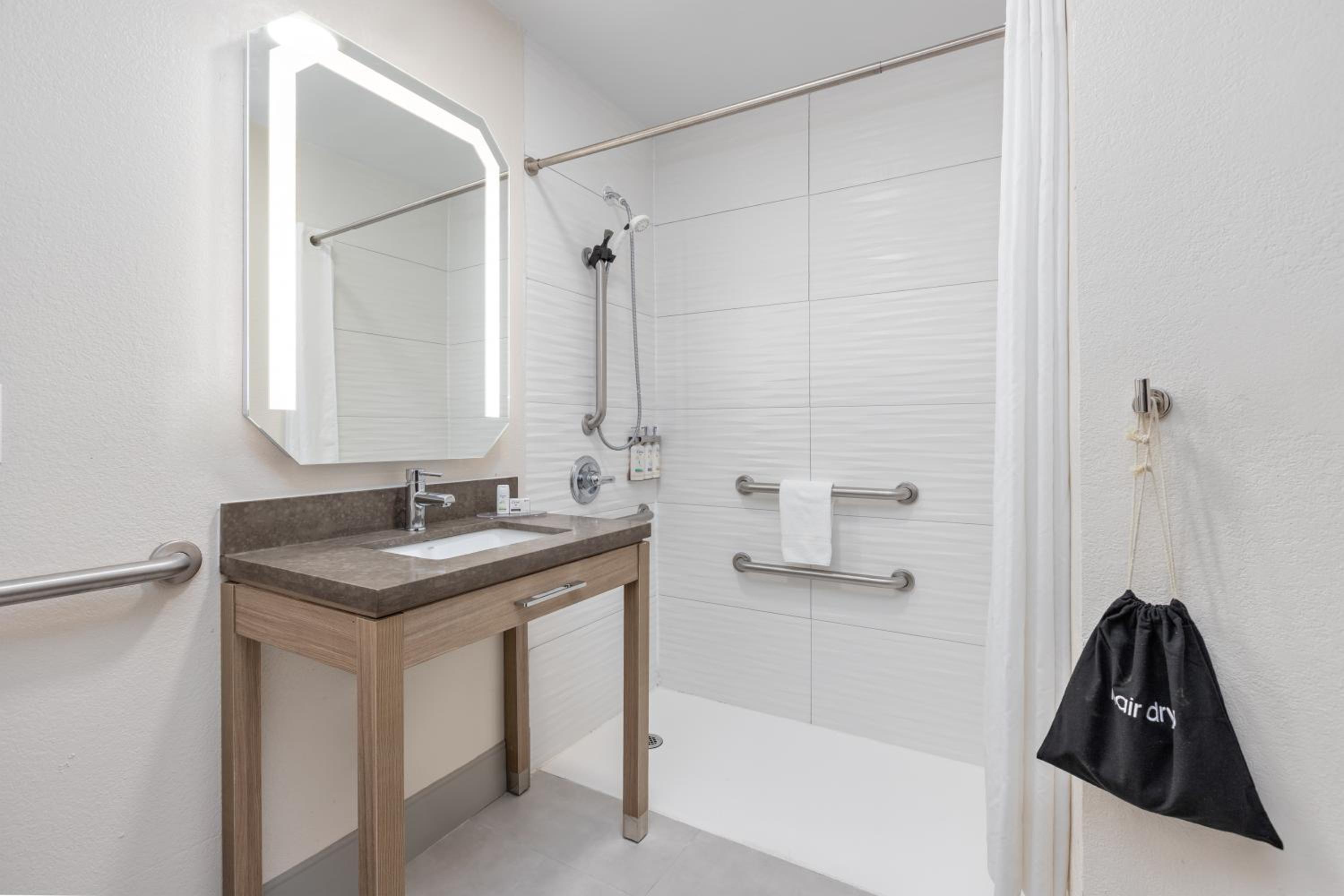 King Room with Roll-In Shower - Disability Access - Photo 2