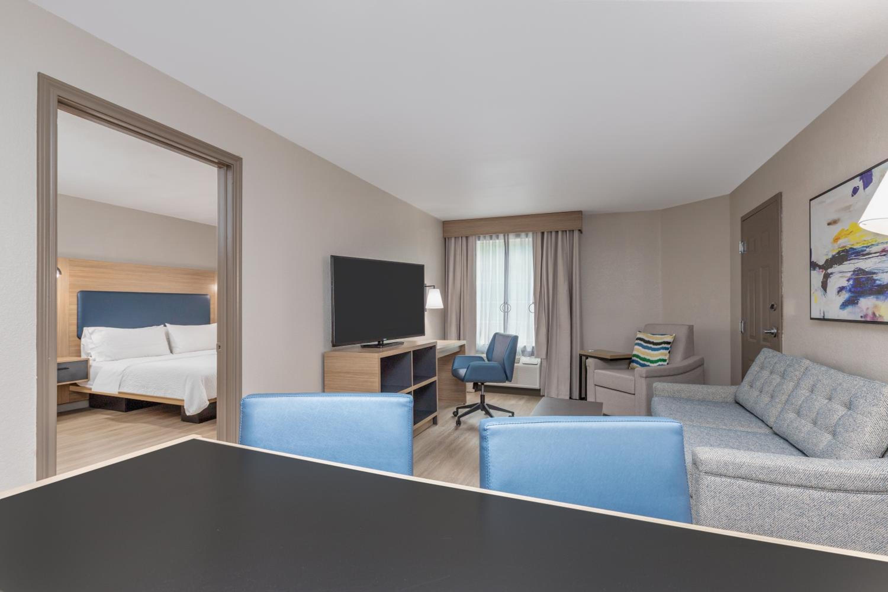 One-Bedroom King Suite - Photo 3