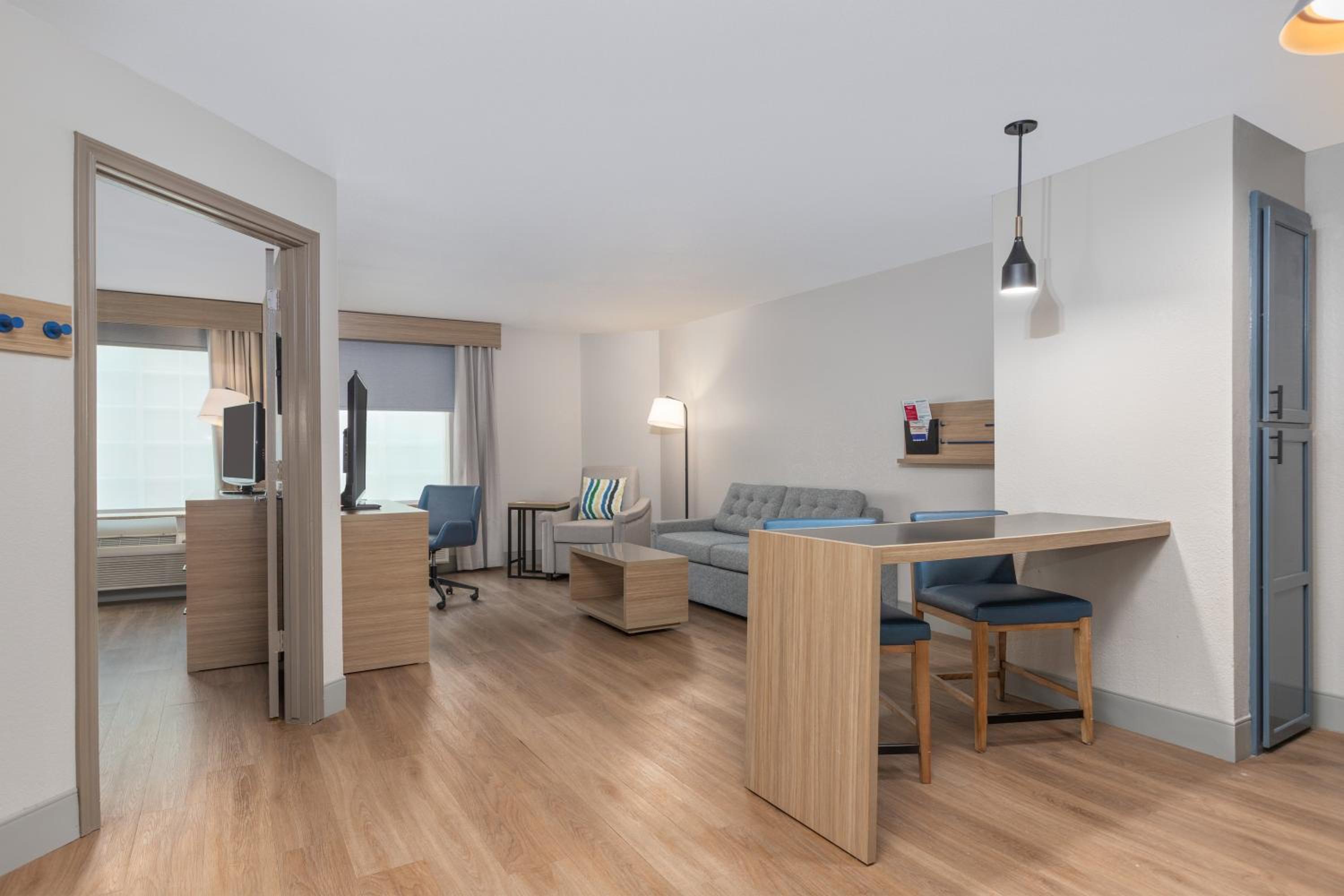 One-Bedroom King Suite - Photo 4