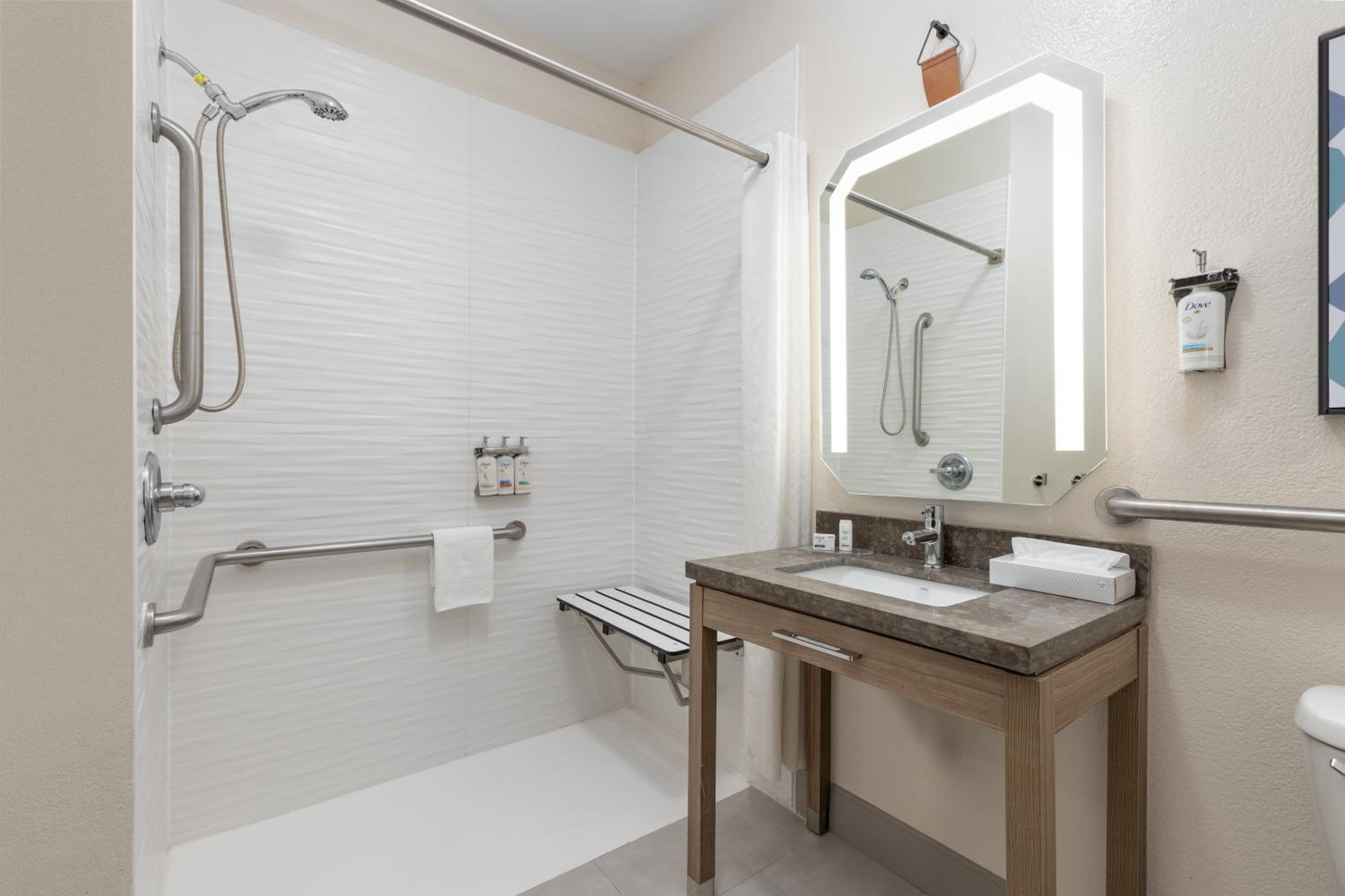 King Room with Roll-In Shower - Disability Access - Photo 4