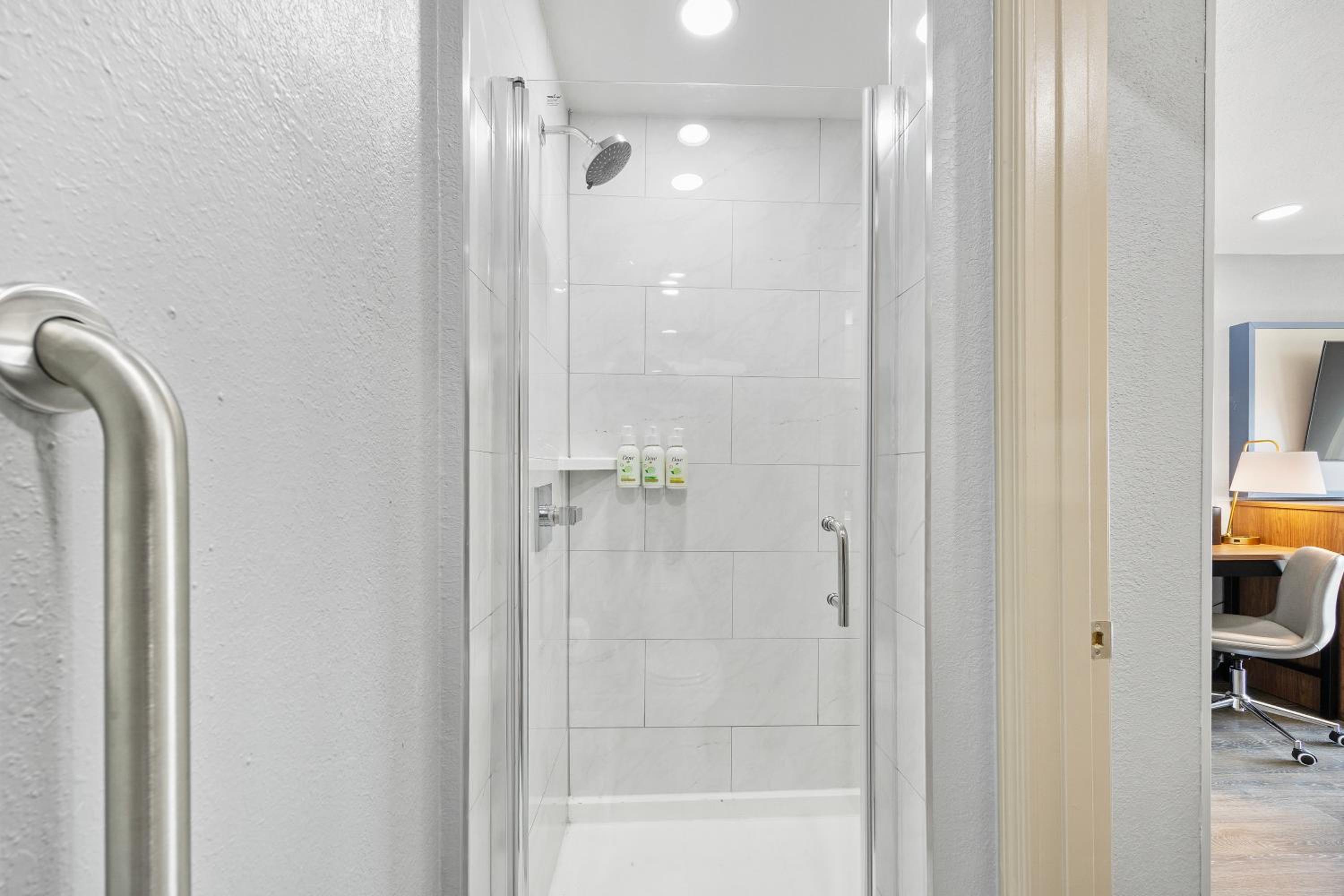 King Room - Non-Smoking - Photo 8