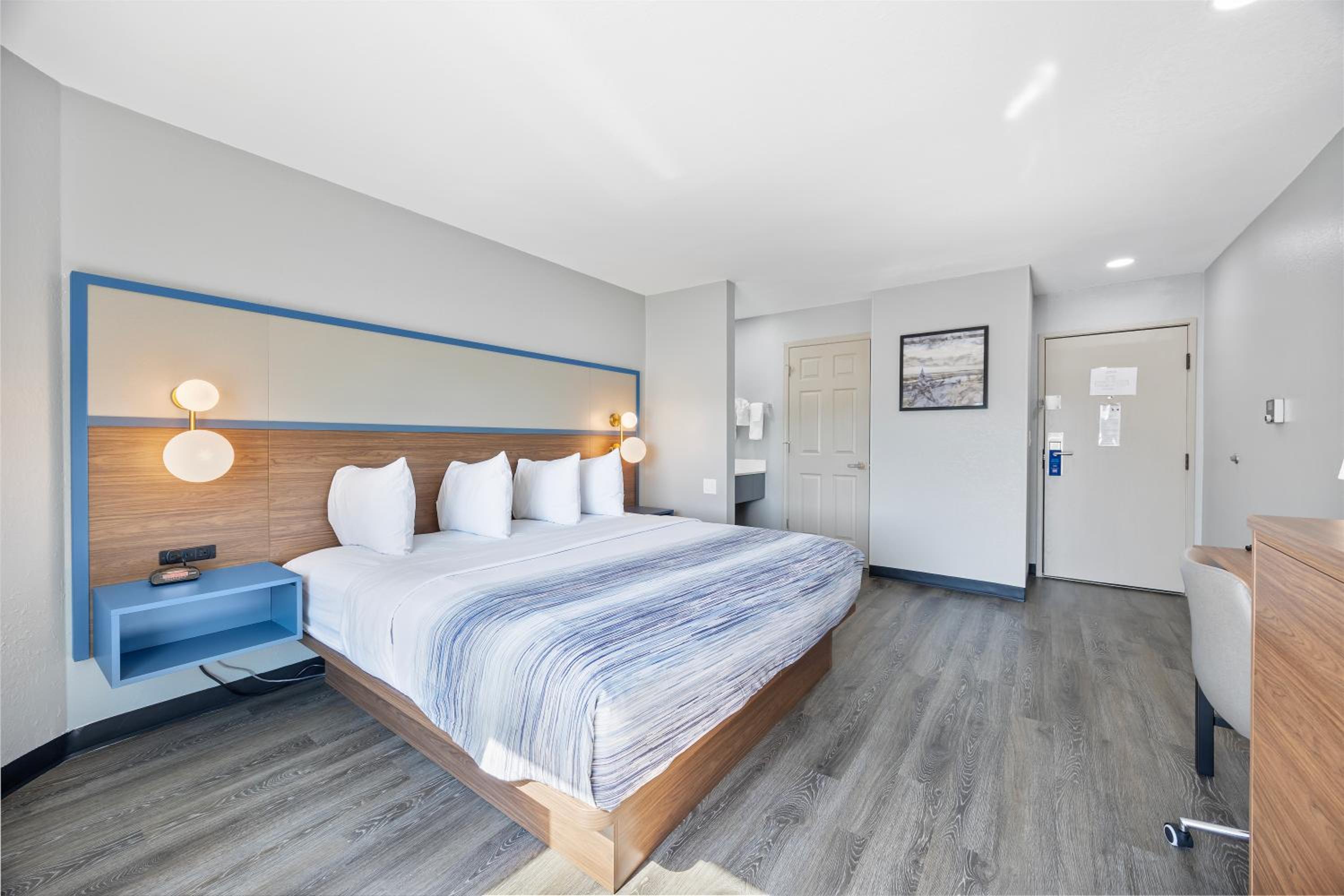King Room - Non-Smoking - Photo 10