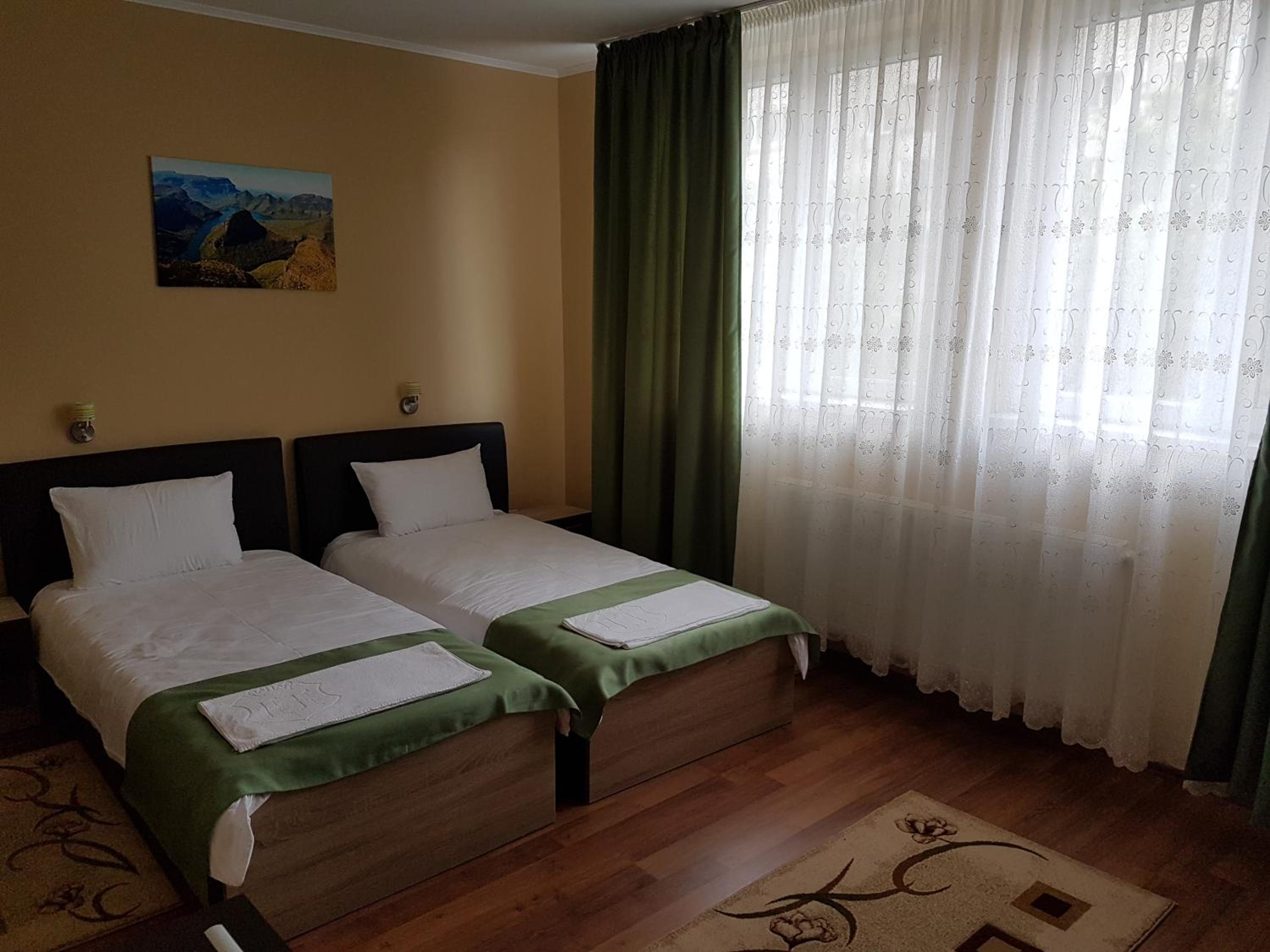 Twin Room - Photo 4