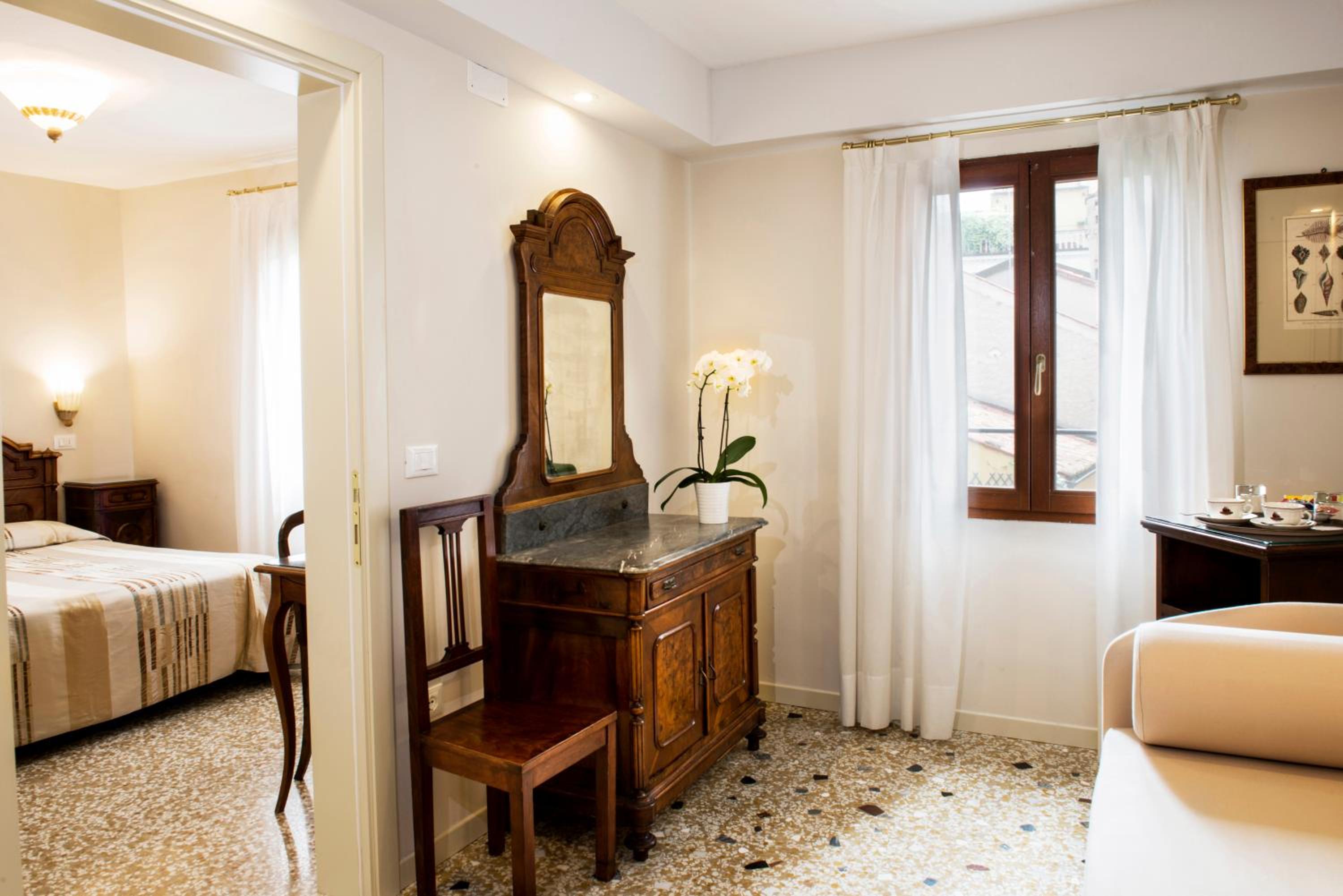 Superior Double or Twin Room thumbnail 6