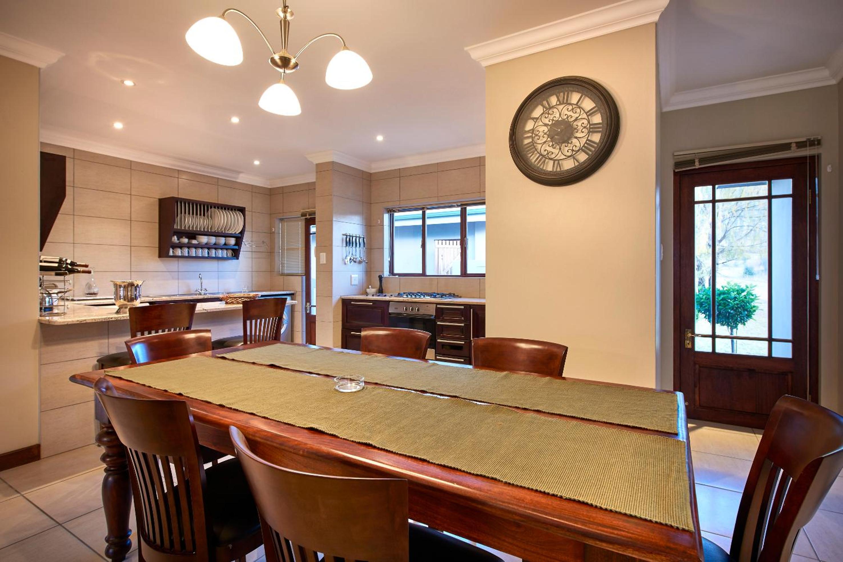 Three-Bedroom Holiday Home with Mountain View photo 3