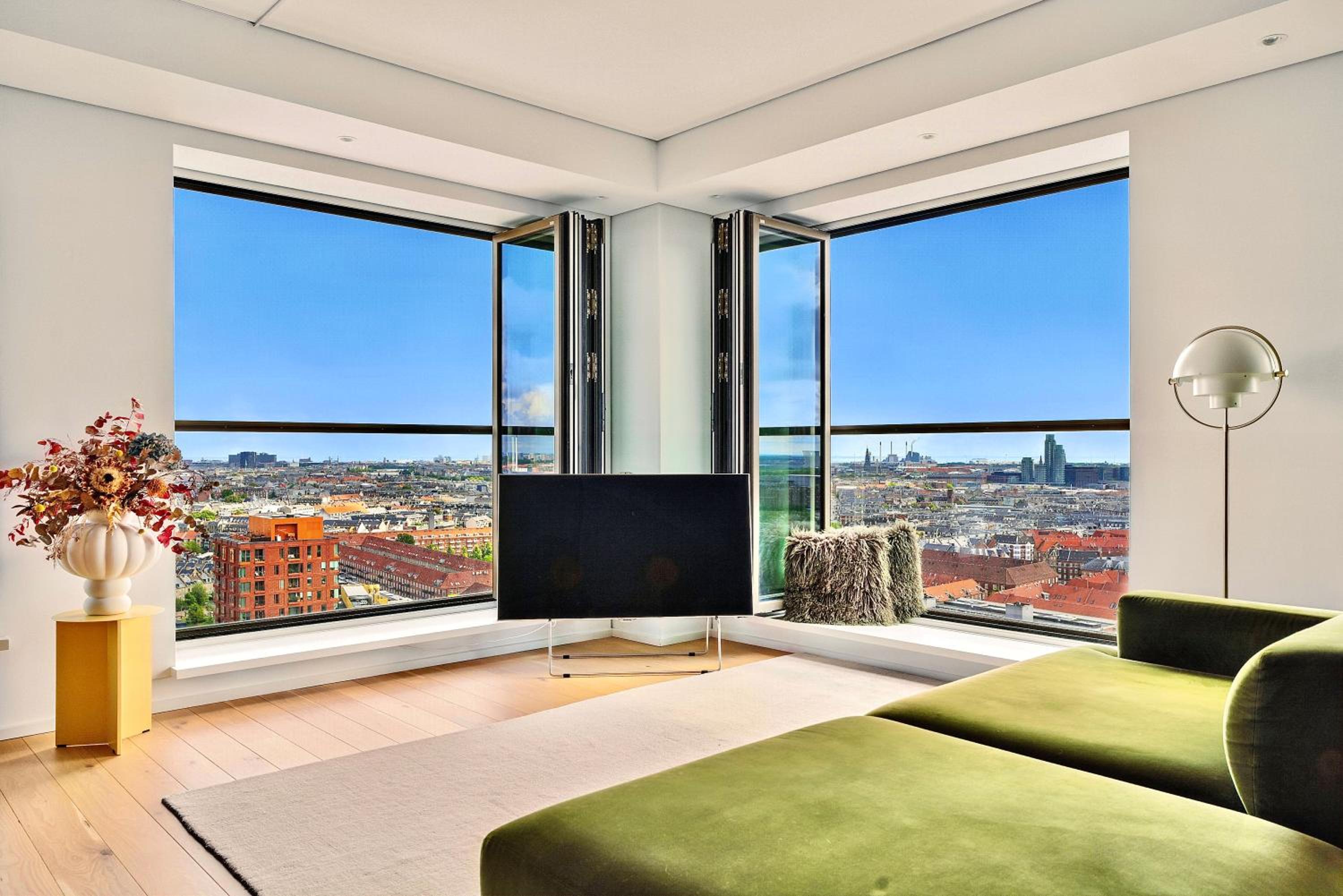 270° Panoramic View Two-Bedroom Deluxe Apartment