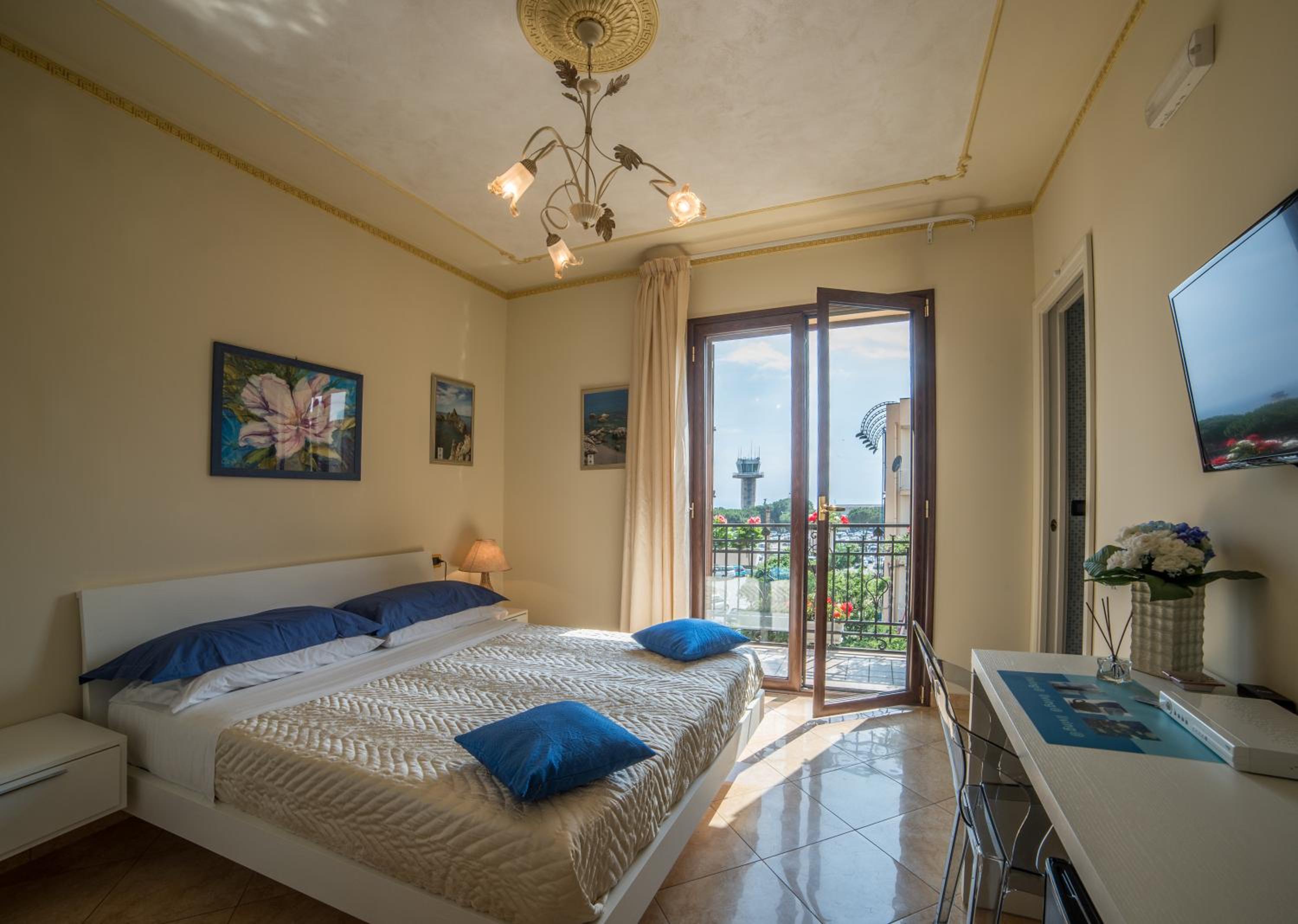 Deluxe Double Room with Balcony photo 1