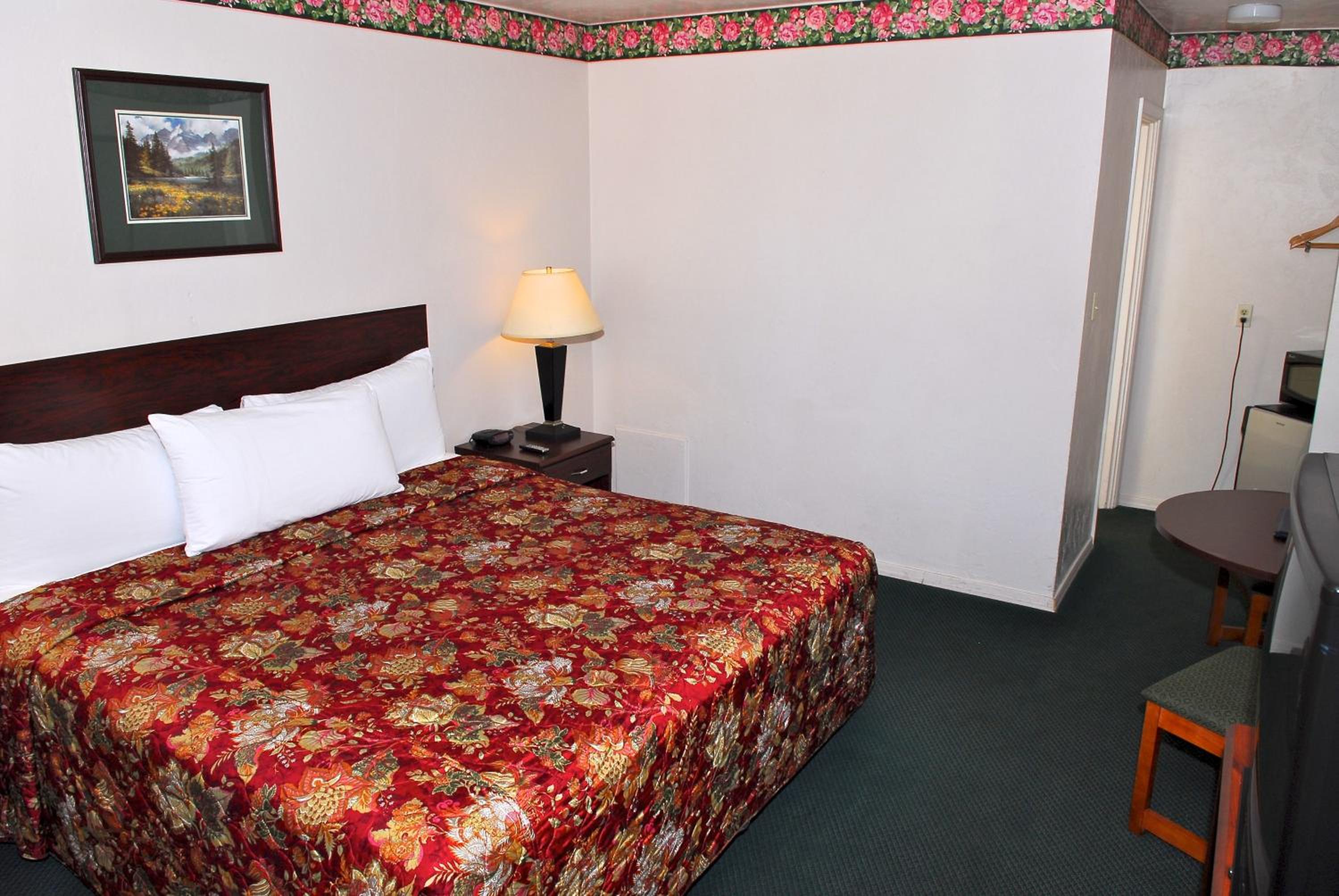 King Room - Non-Smoking - Photo 2