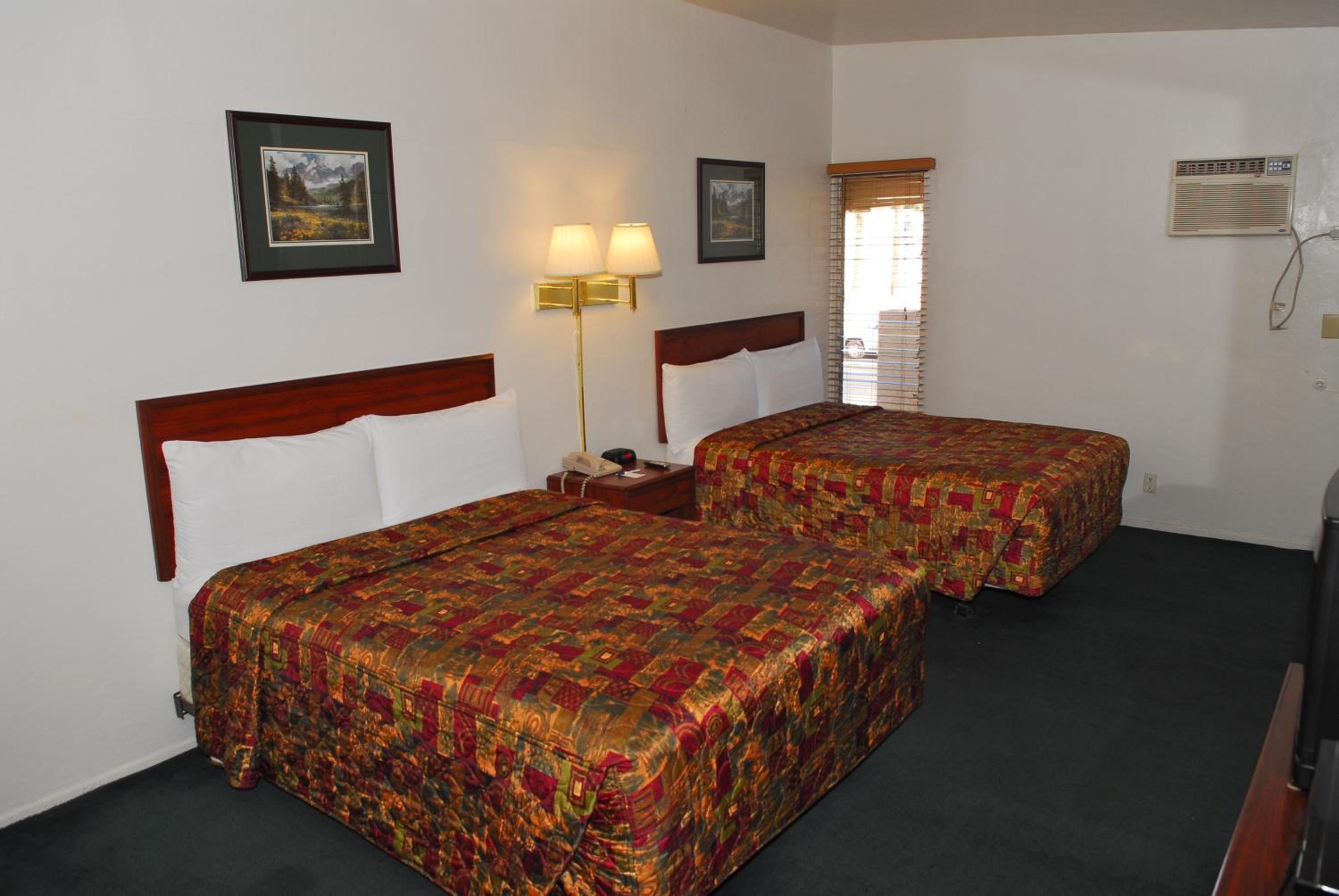 Queen Room with Two Queen Beds - Smoking - Photo 4