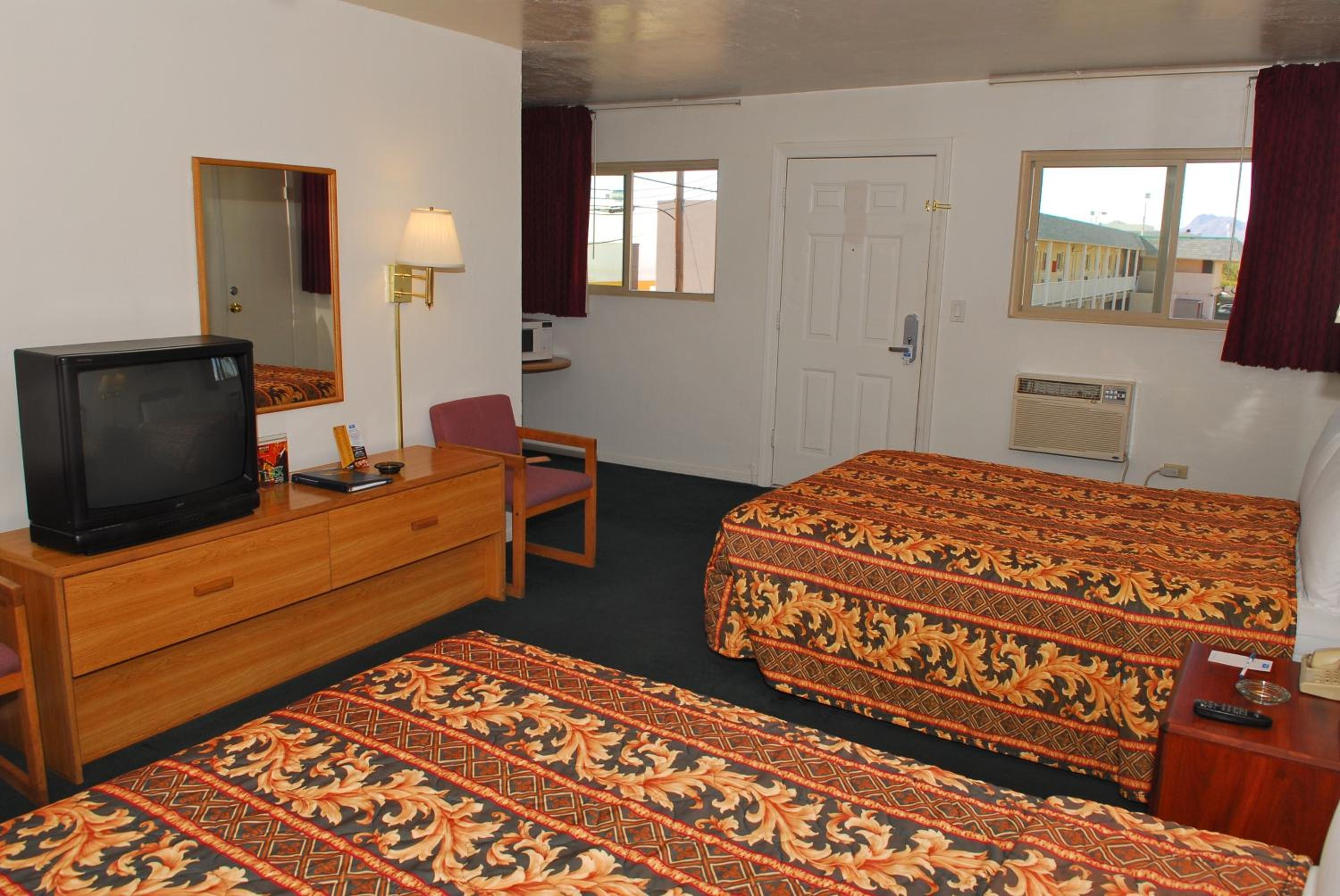 Queen Room with Two Queen Beds - Non-Smoking - Photo 3