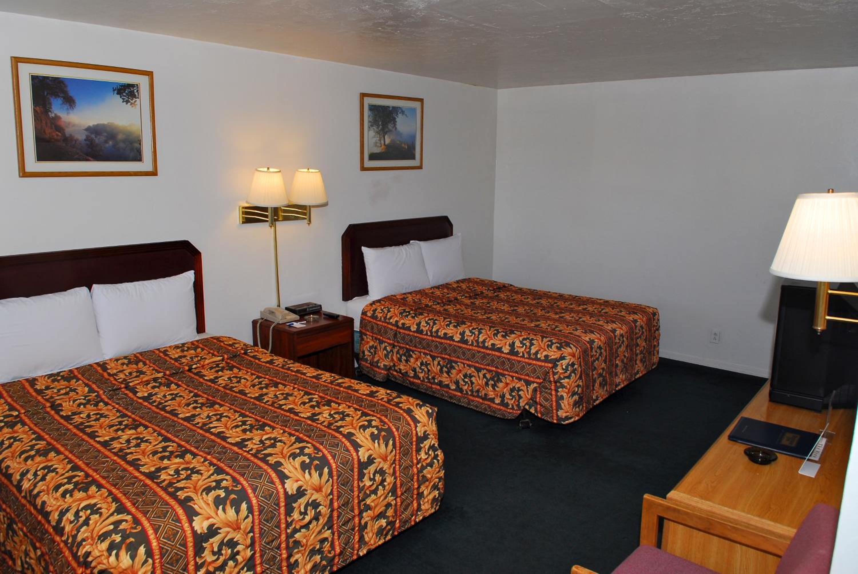 Queen Room with Two Queen Beds - Non-Smoking - Photo 2
