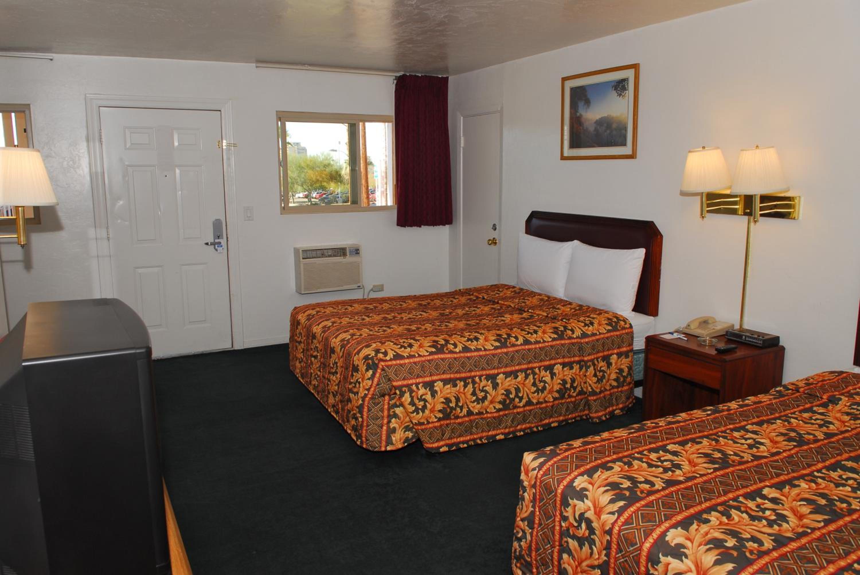 Queen Room with Two Queen Beds - Non-Smoking - Photo 1