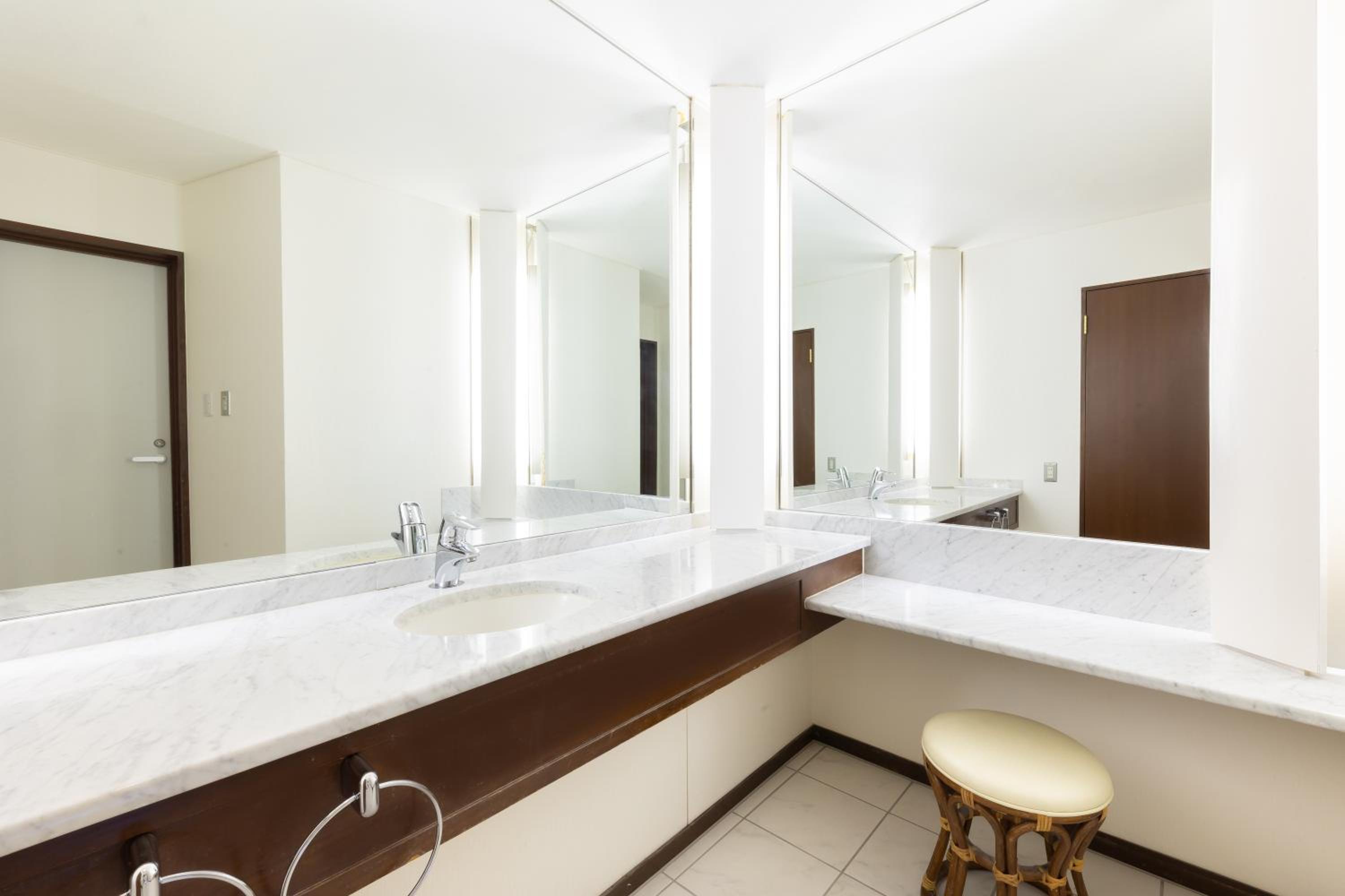 Junior Suite - Non-Smoking