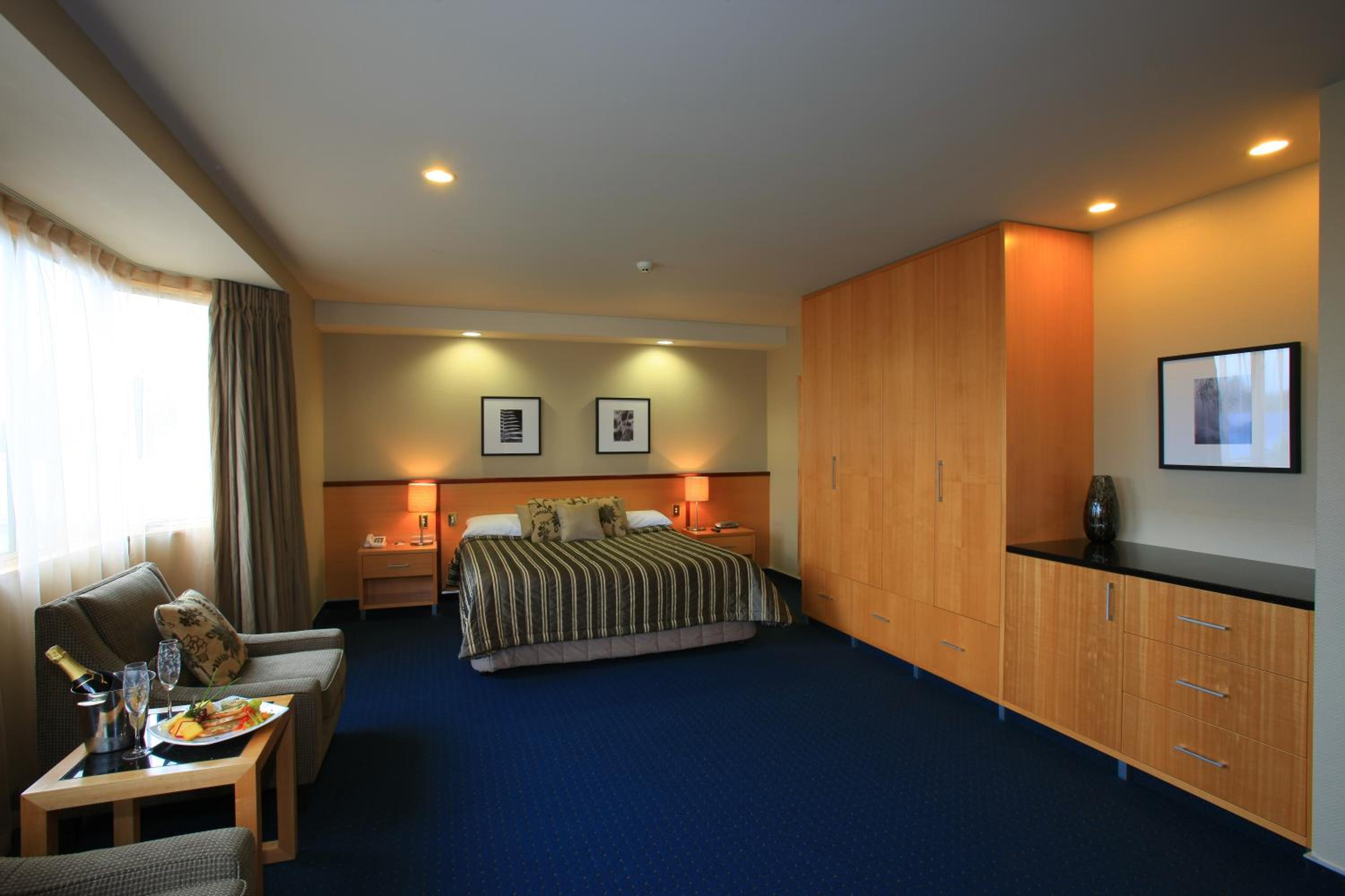 Deluxe Suite with Spa Bath - Photo 4