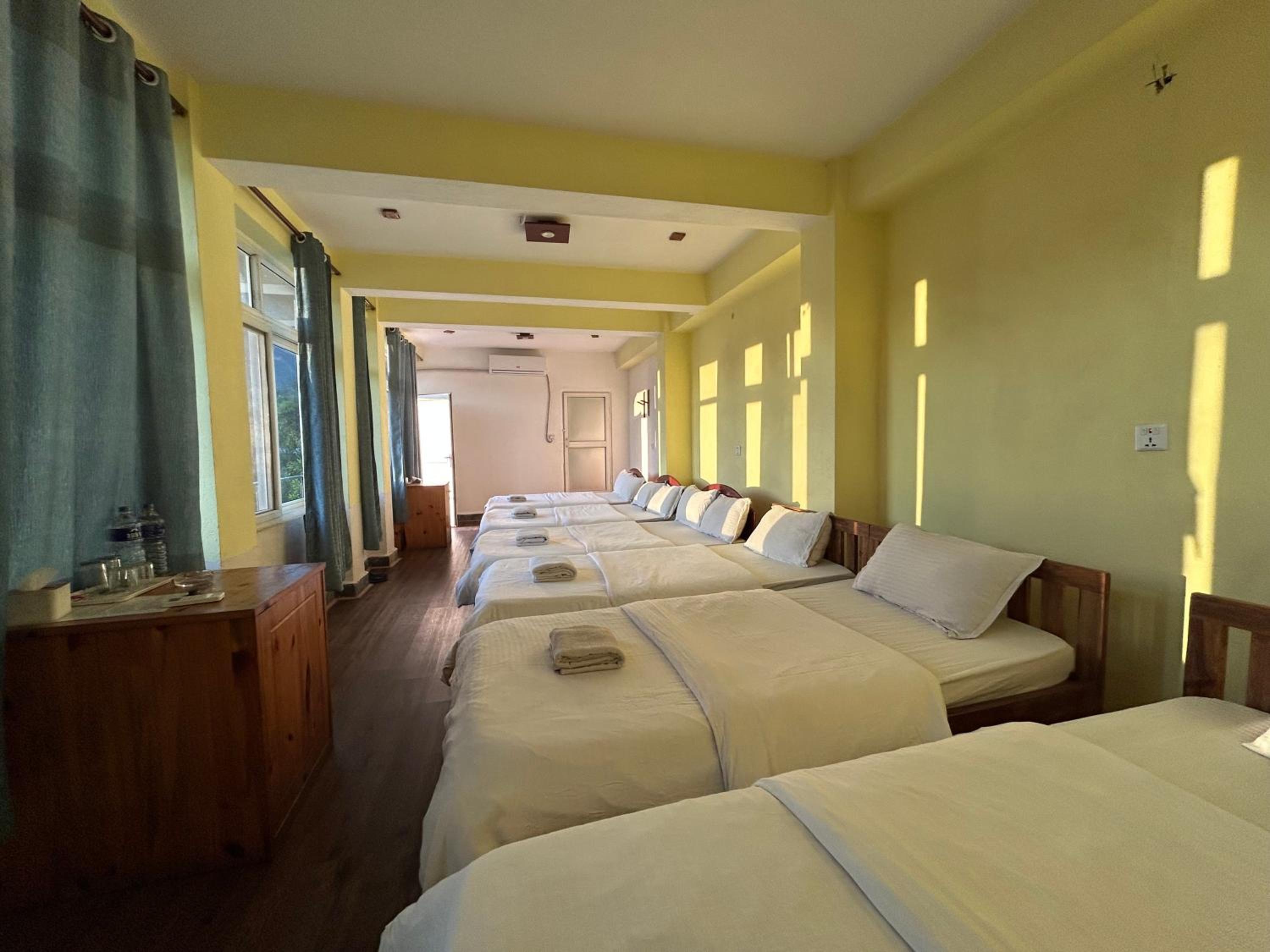 6-Bed Mixed Dormitory Room photo 1