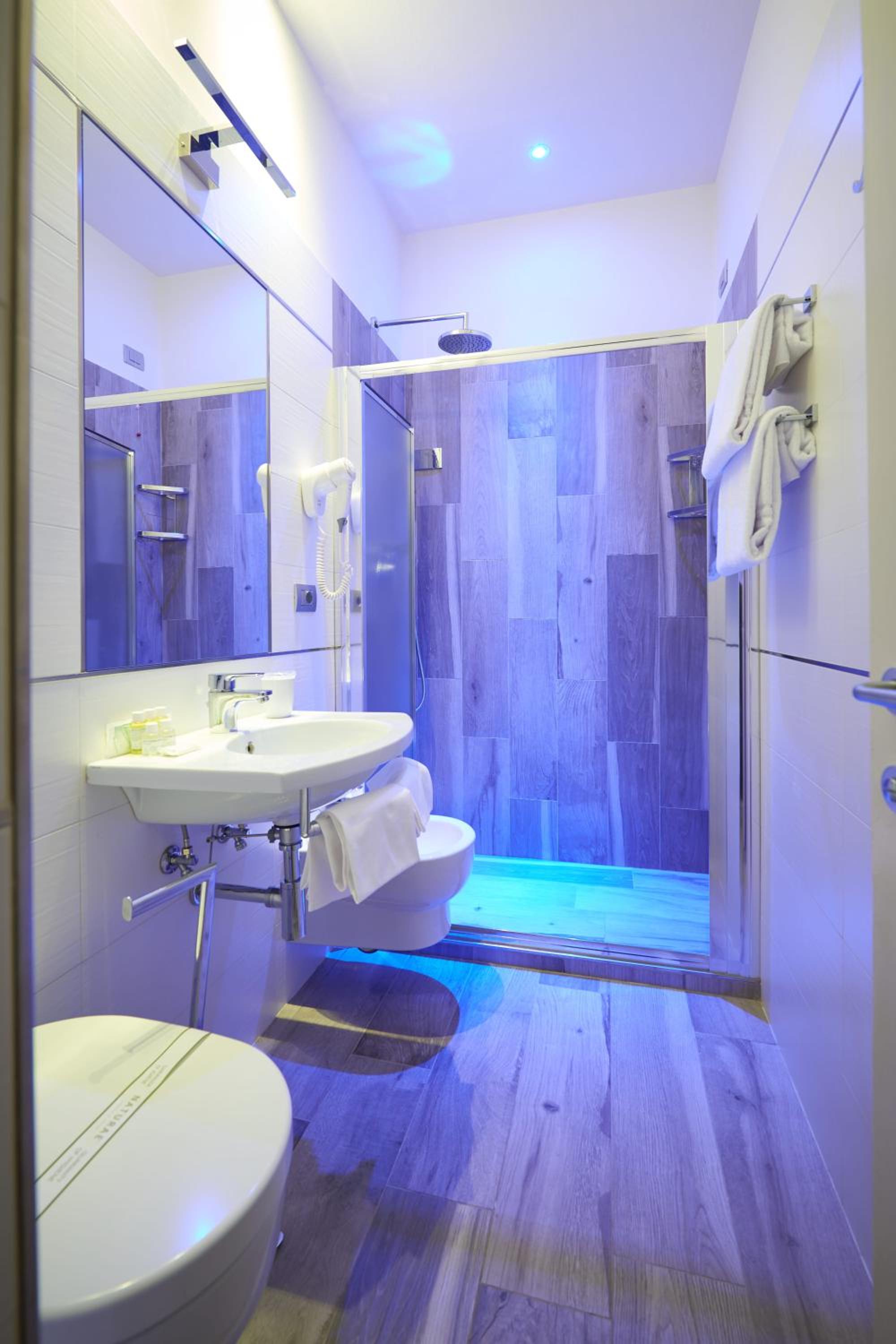Double or Twin Room thumbnail 6