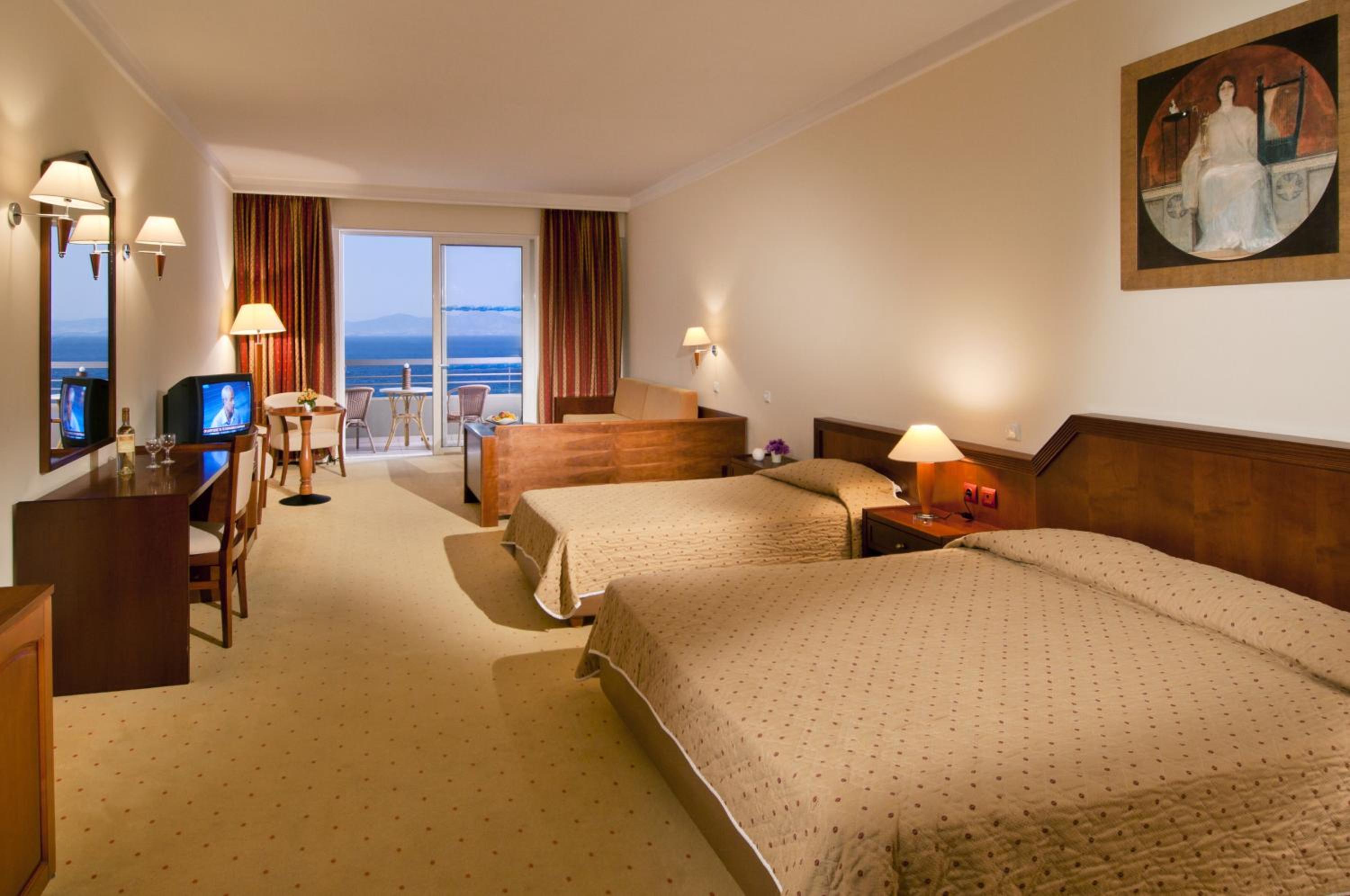 Junior Suite (2 Adults + 1 Child) with Side Sea View - Photo 1