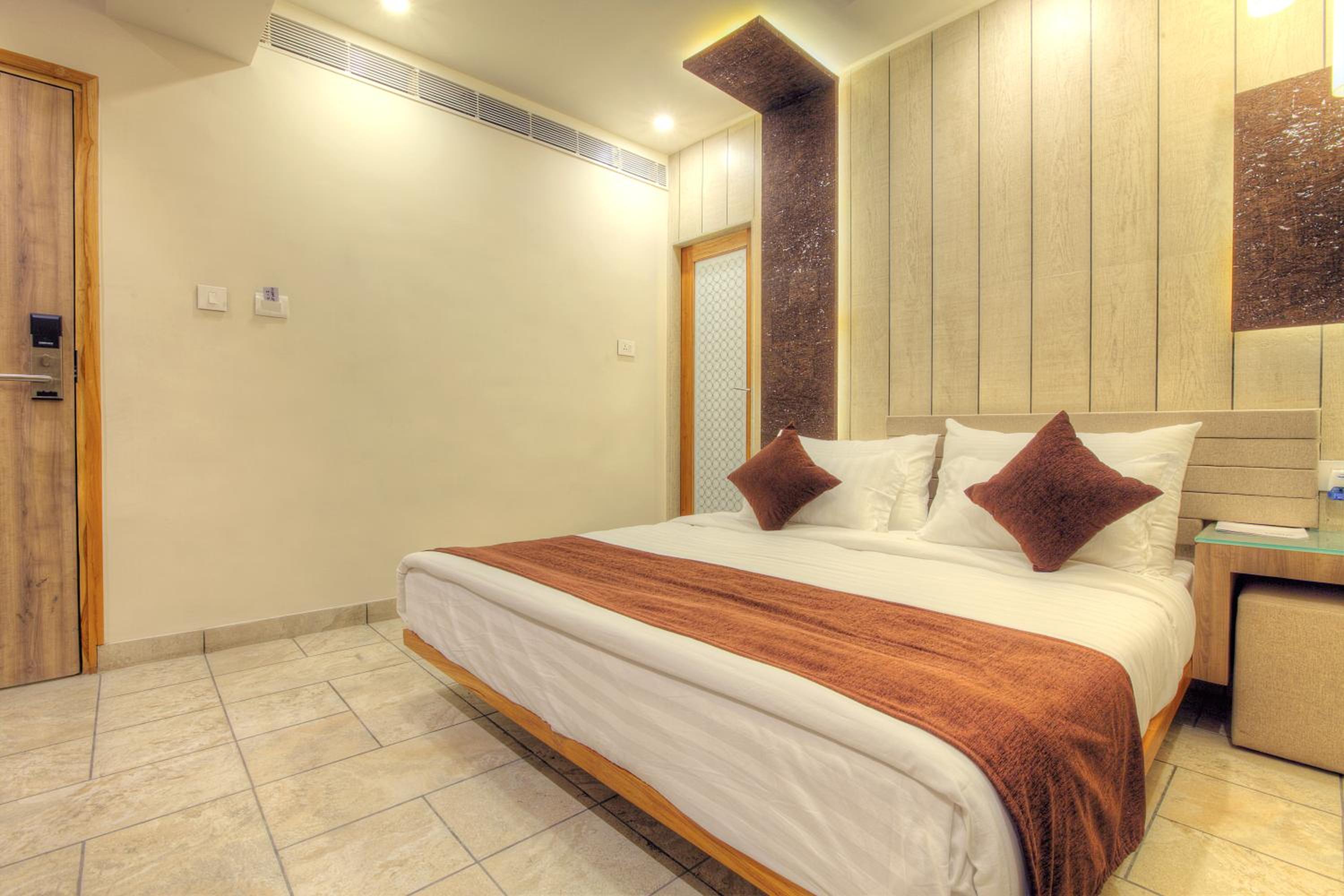 Deluxe King Room photo 2