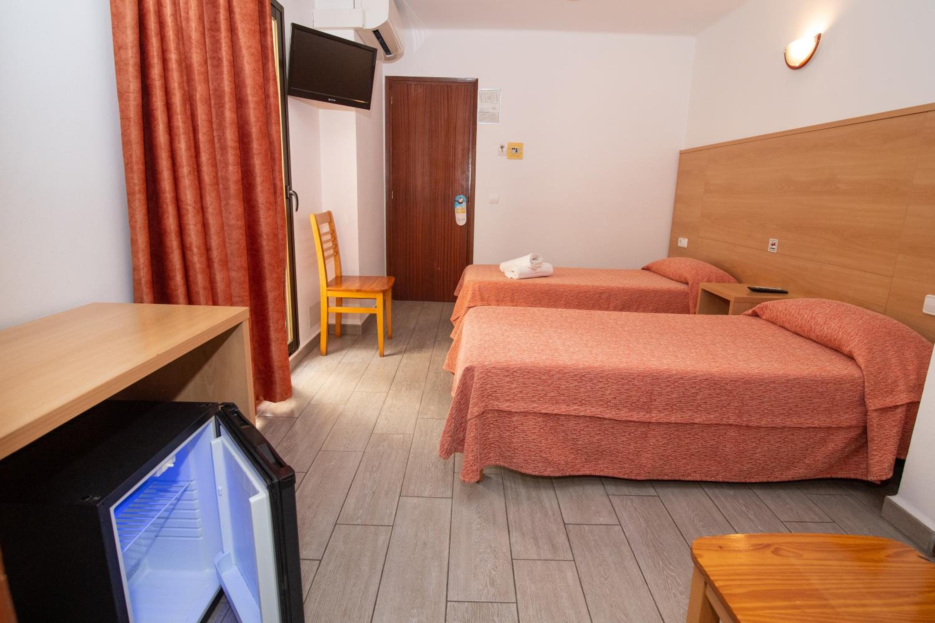 Twin Room with Air-Conditioning photo 3