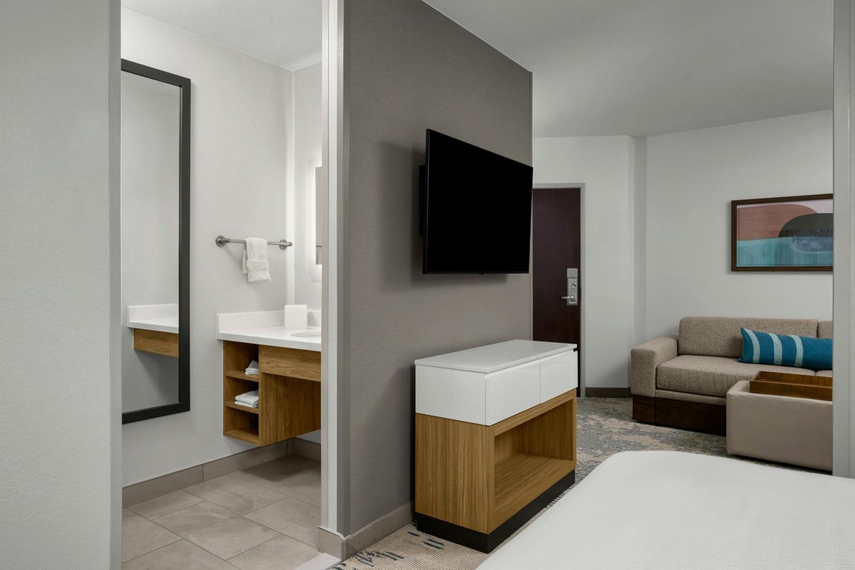 Queen Suite with Two Queen Beds and Trundle Sofa - Hearing Accessible