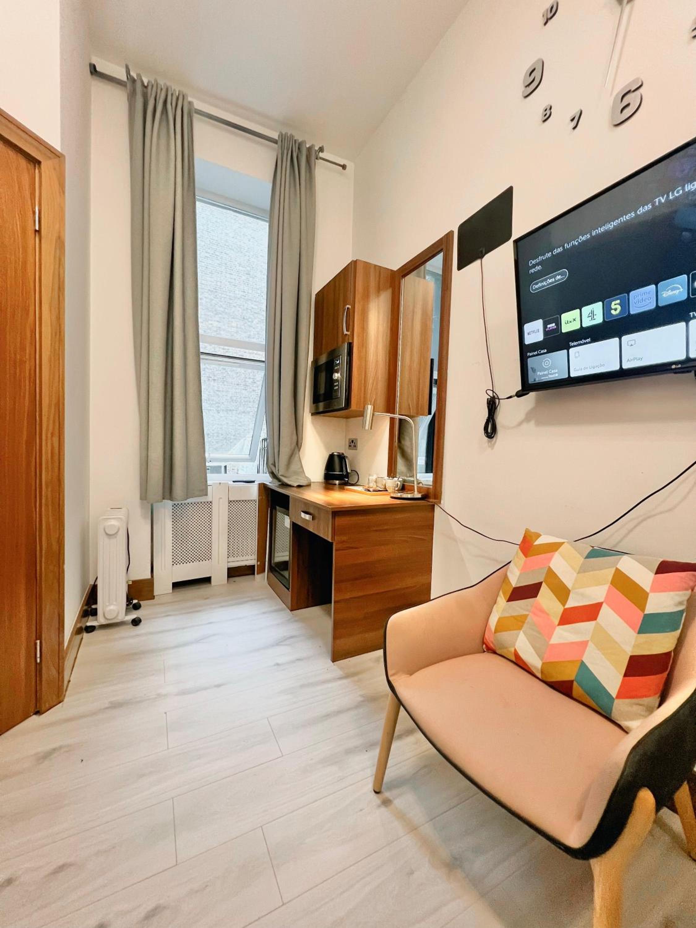 Quadruple Room with Private Bathroom photo 2