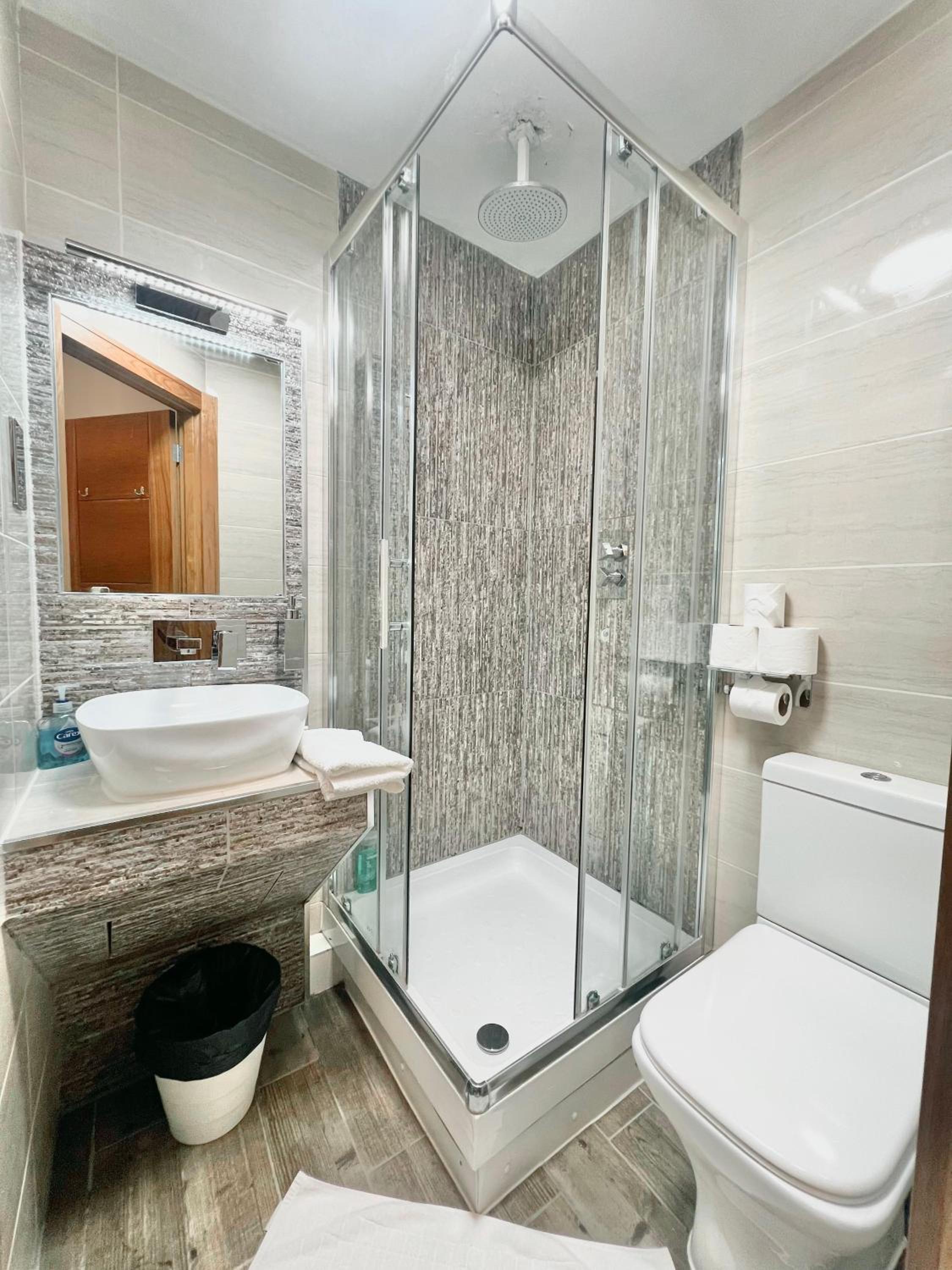 Quadruple Room with Private Bathroom photo 3