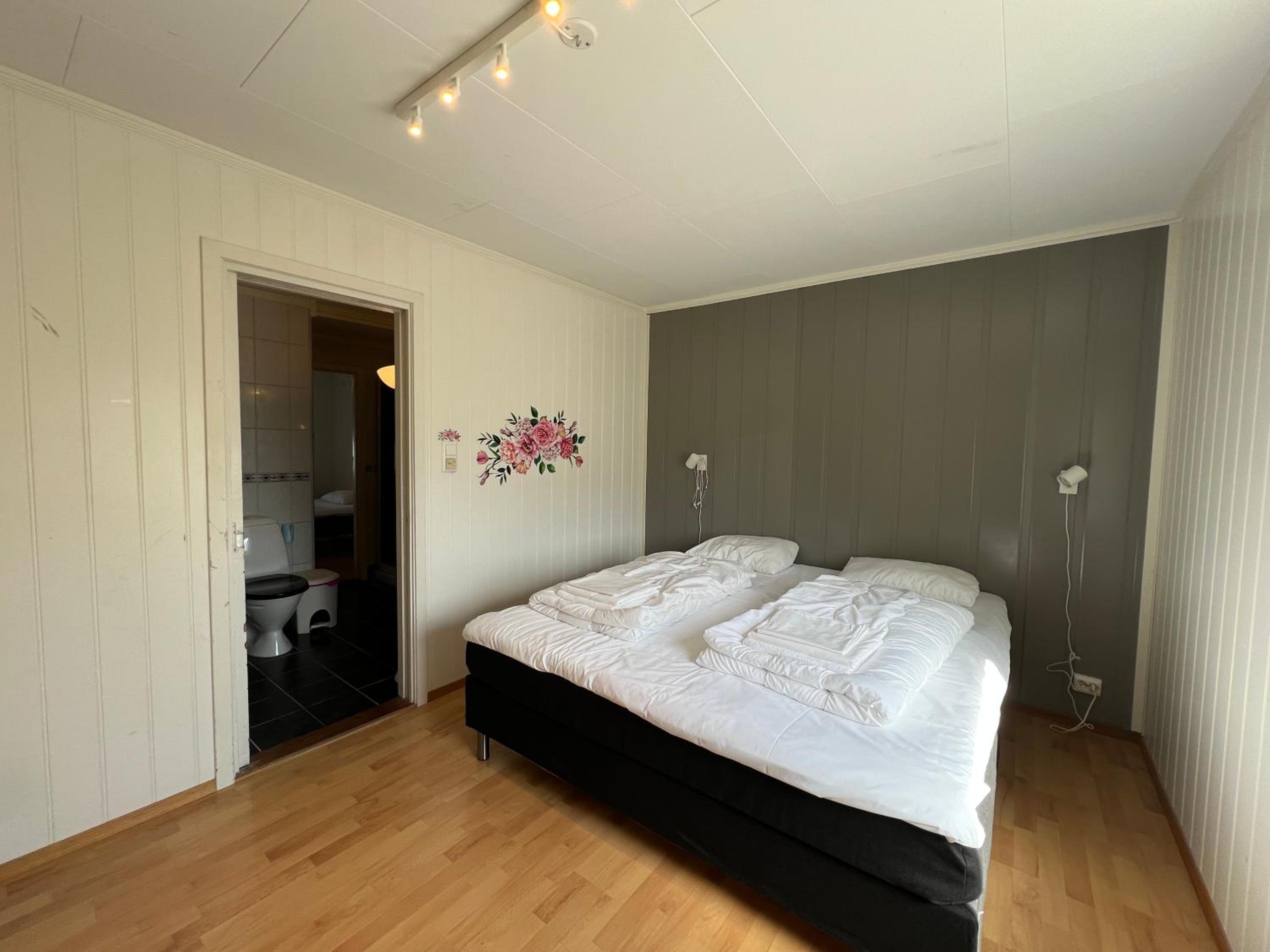 Three-Bedroom Apartment photo 2