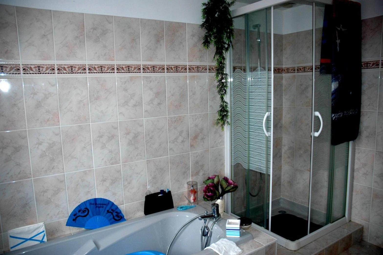 Family Room with Private Bathroom photo 3