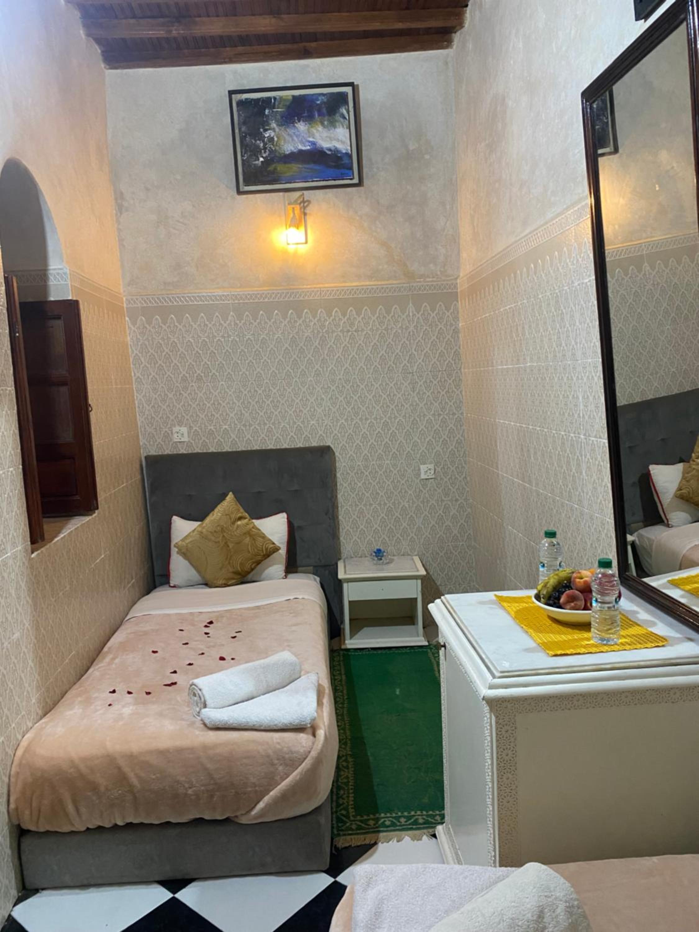 Twin Room with Private Bathroom photo 2