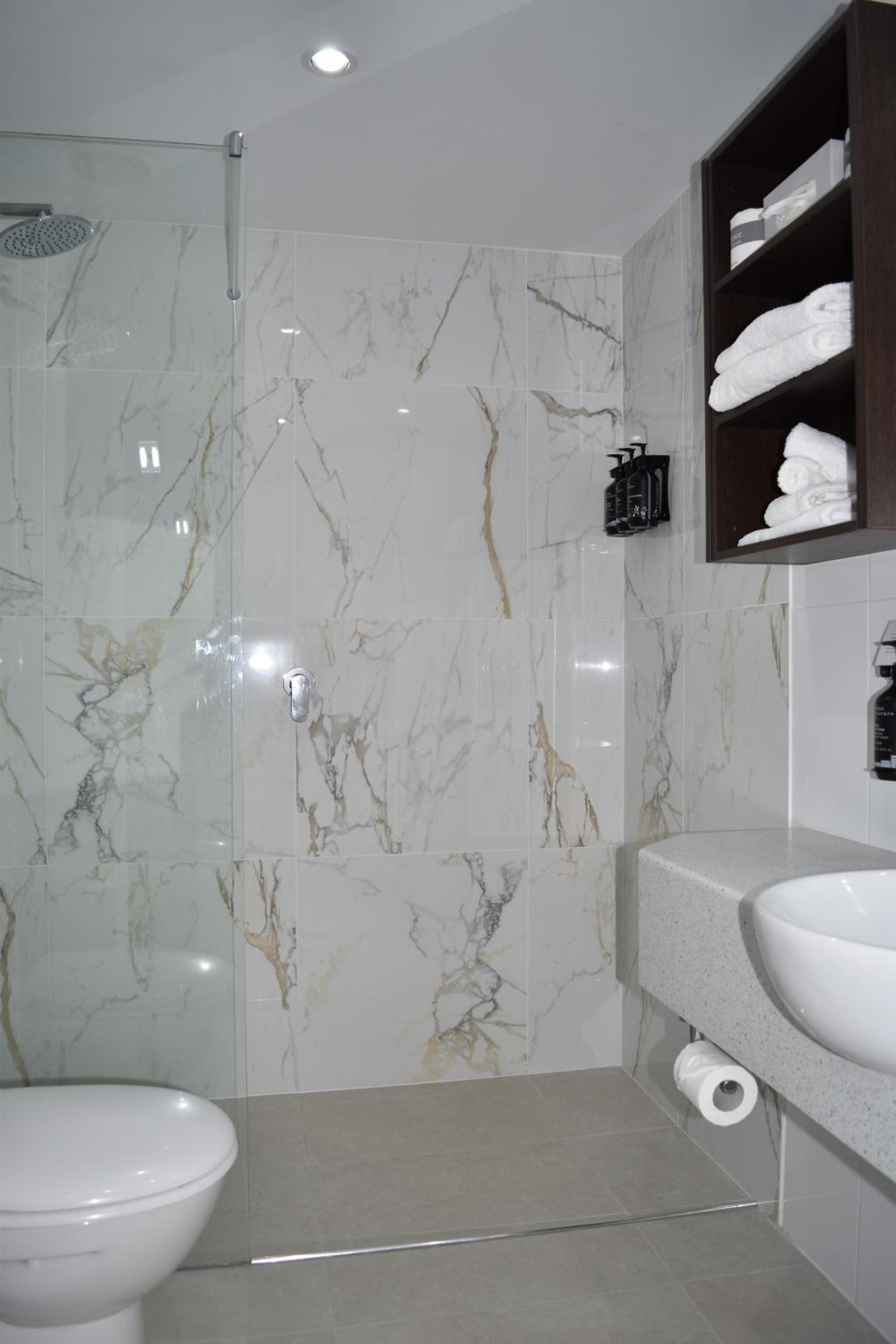 Studio Apartment  with Walk-in Shower photo 3