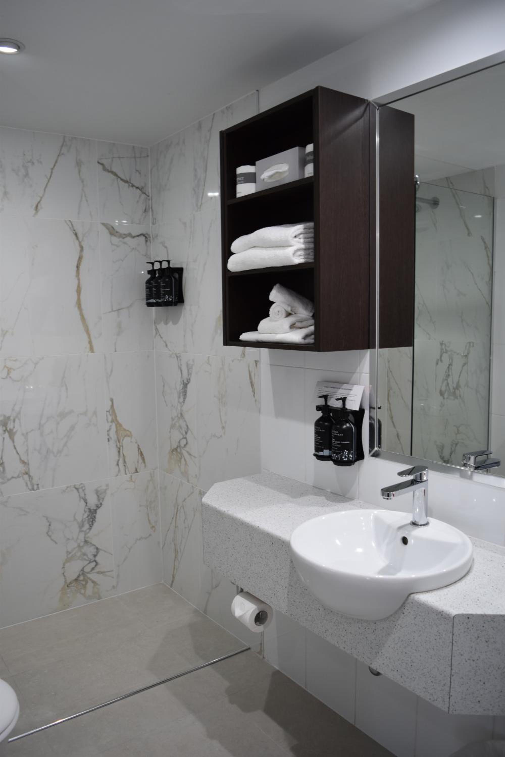 Studio Apartment  with Walk-in Shower photo 1