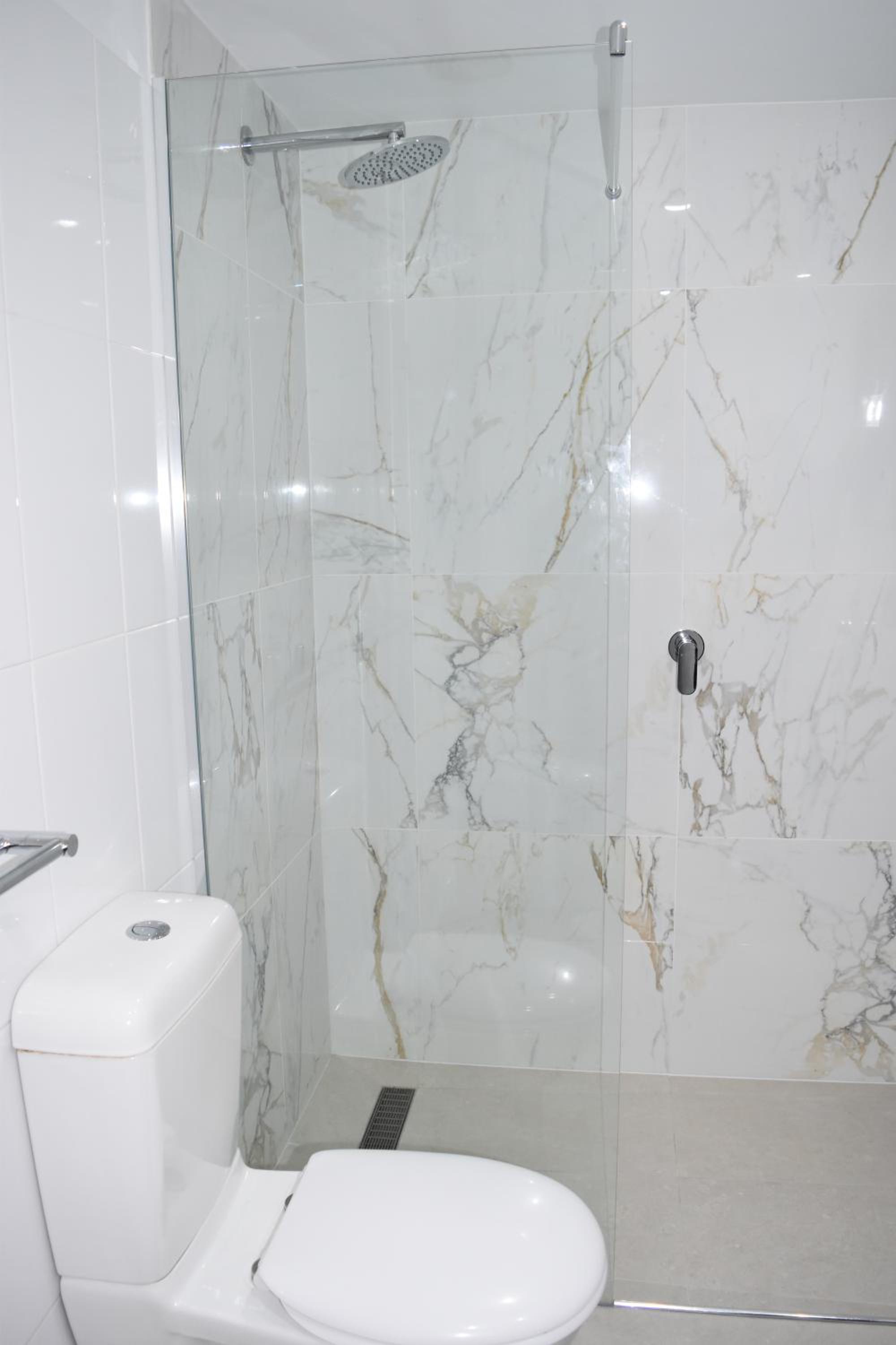 Studio Apartment  with Walk-in Shower photo 2