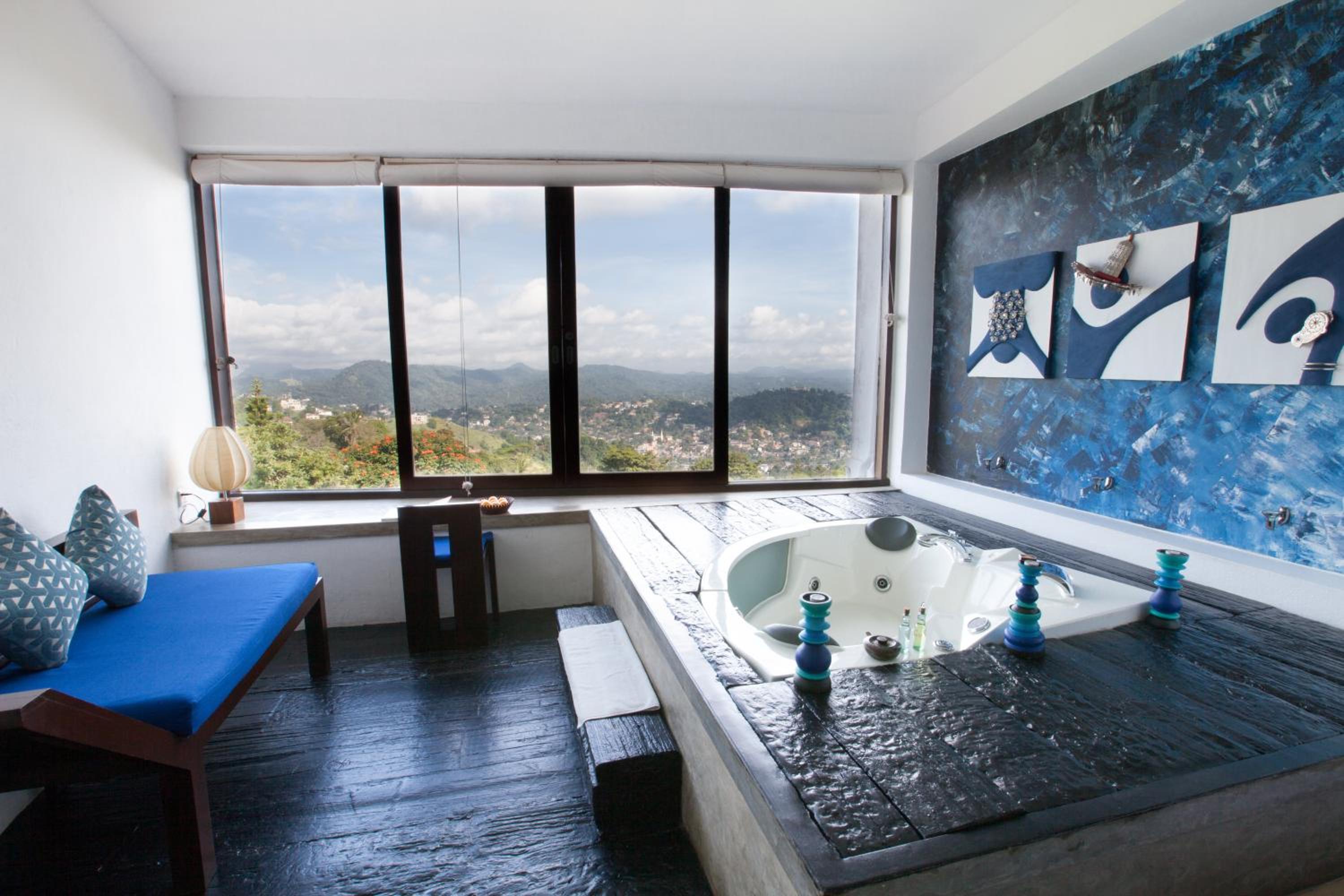 Luxury Mountain View Suite with Jacuzzi - 10% off on Award Winning Cocktails & Selected Wines, Steam Room & Sauna Access