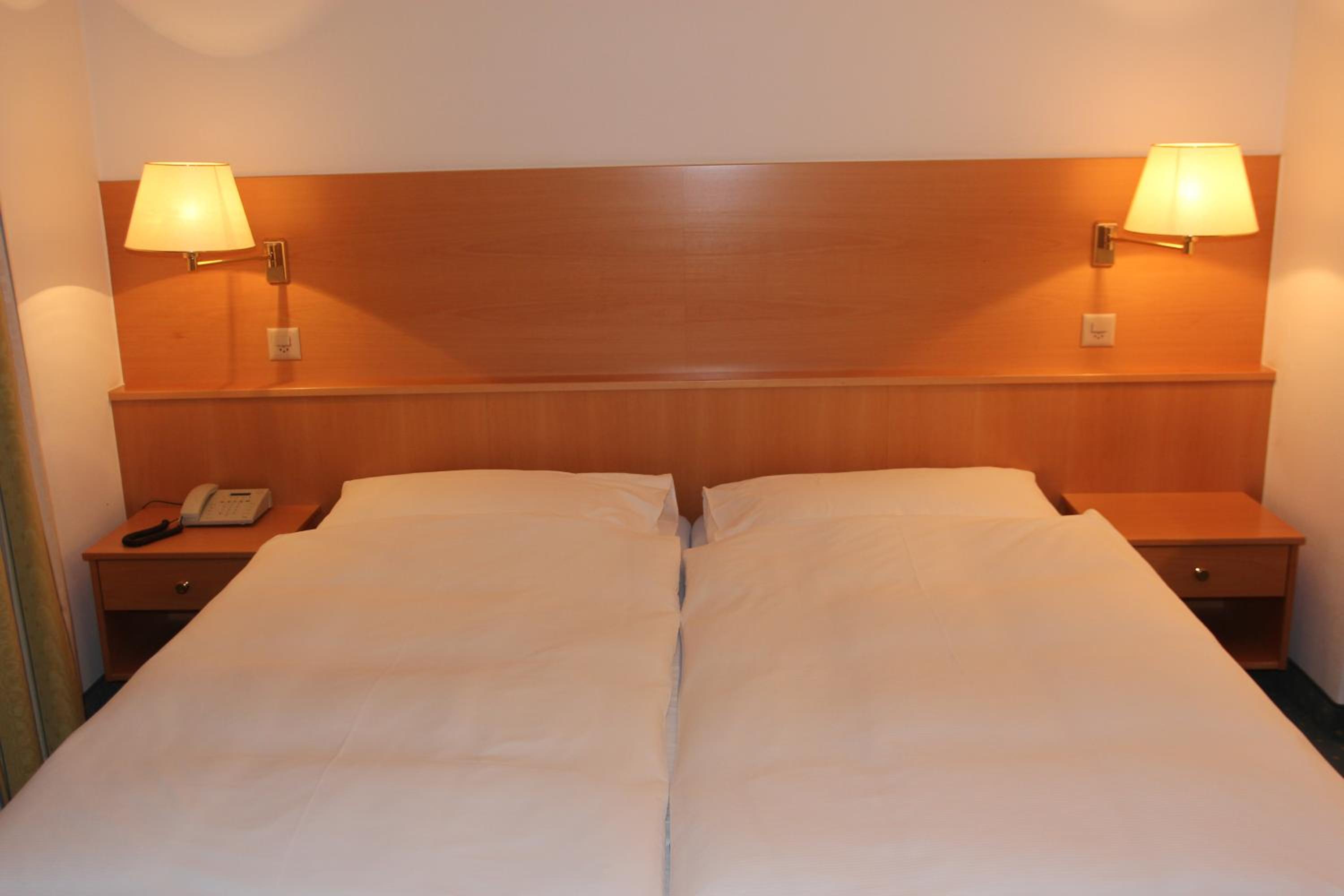 Economy Twin Room - Photo 1