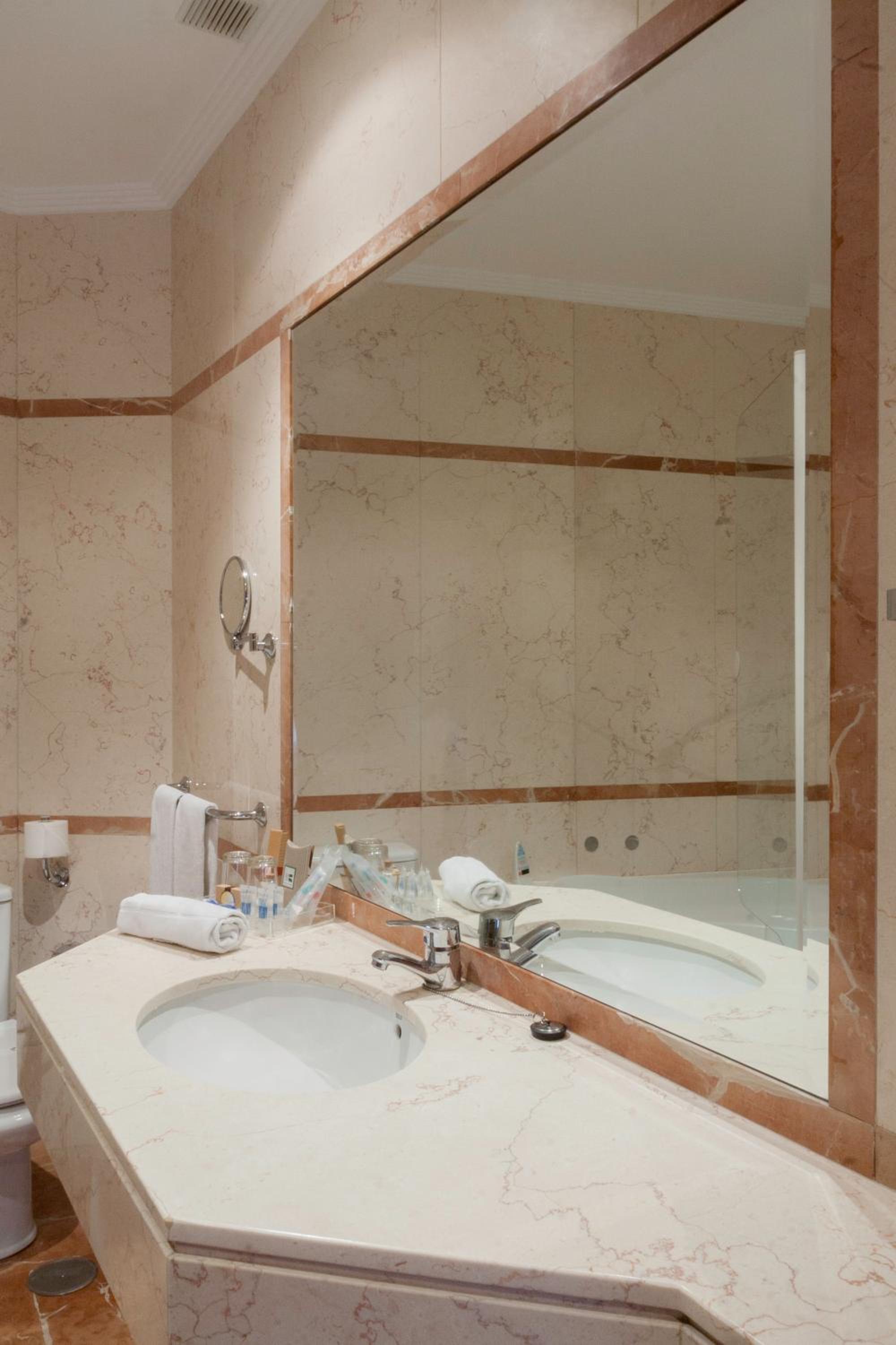 Deluxe Double Room with Spa Bath  - Photo 4