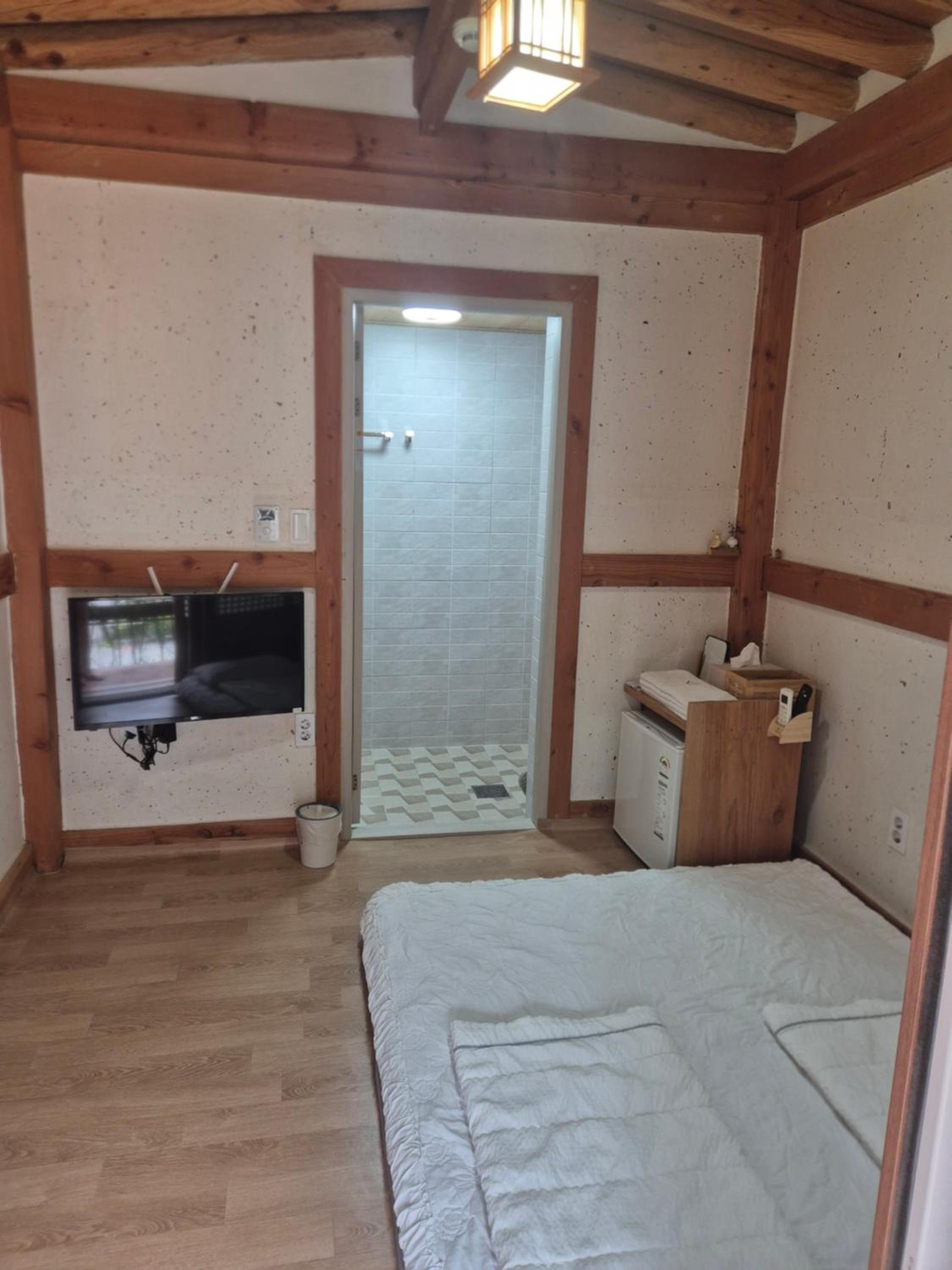 Double Room with Private Bathroom - Photo 12