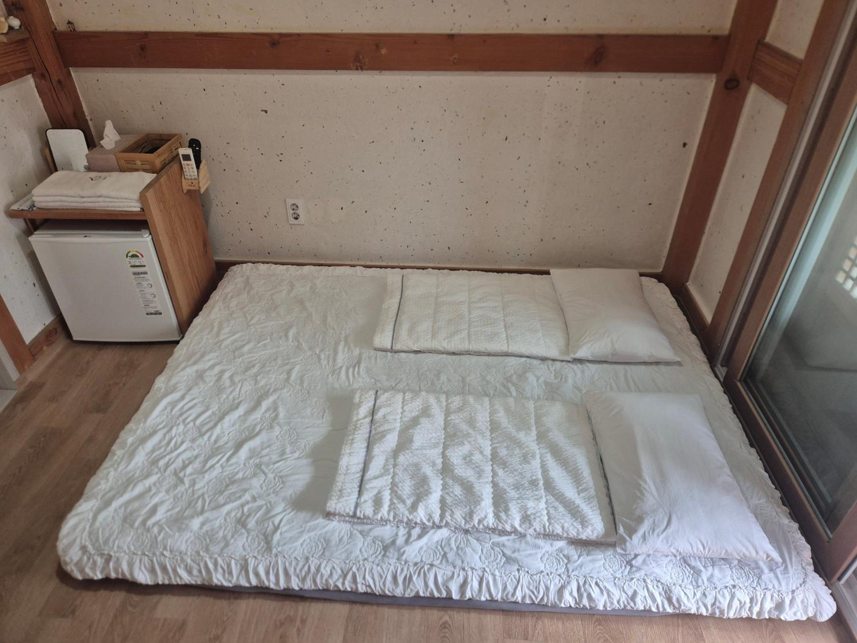 Double Room with Private Bathroom - Photo 2