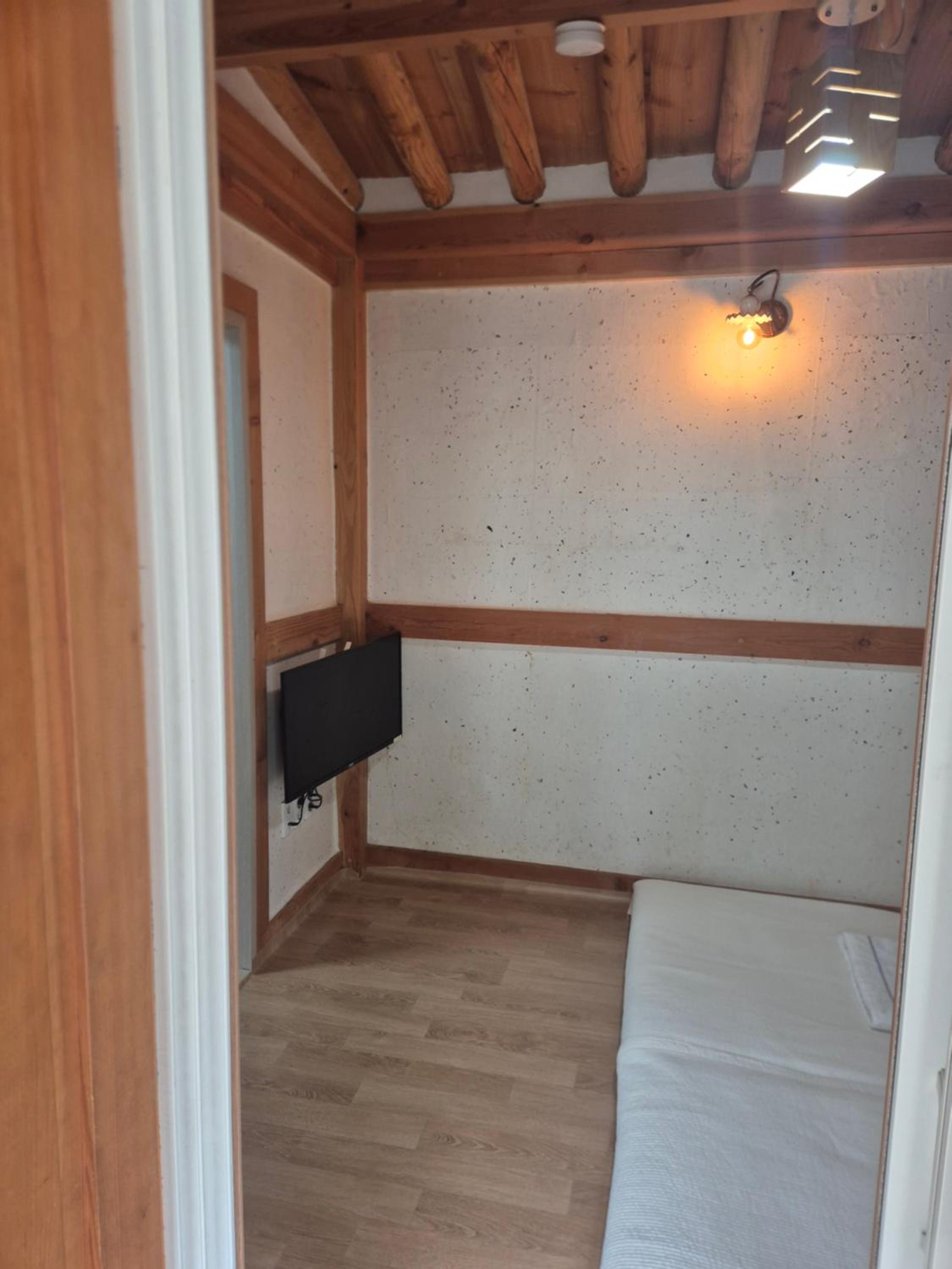 Double Room with Private Bathroom - Photo 4