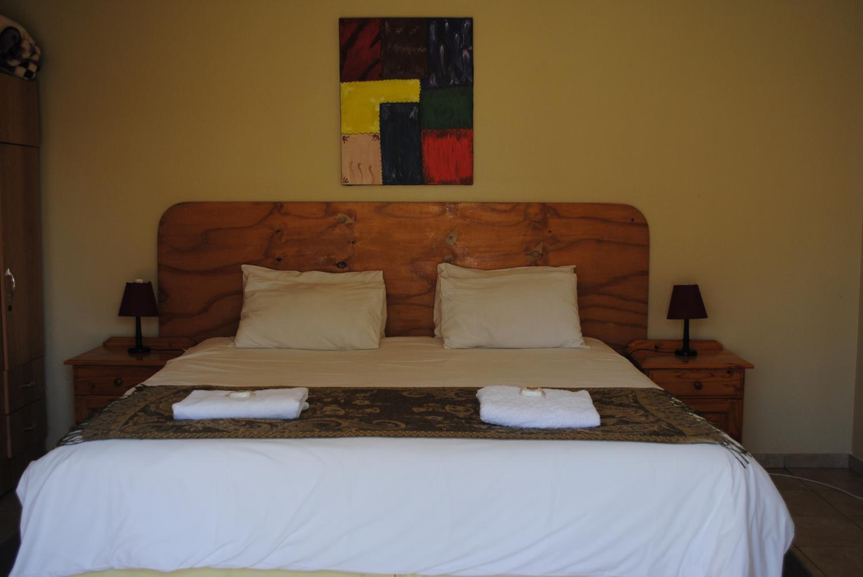 Apartment with Balcony - Photo 4