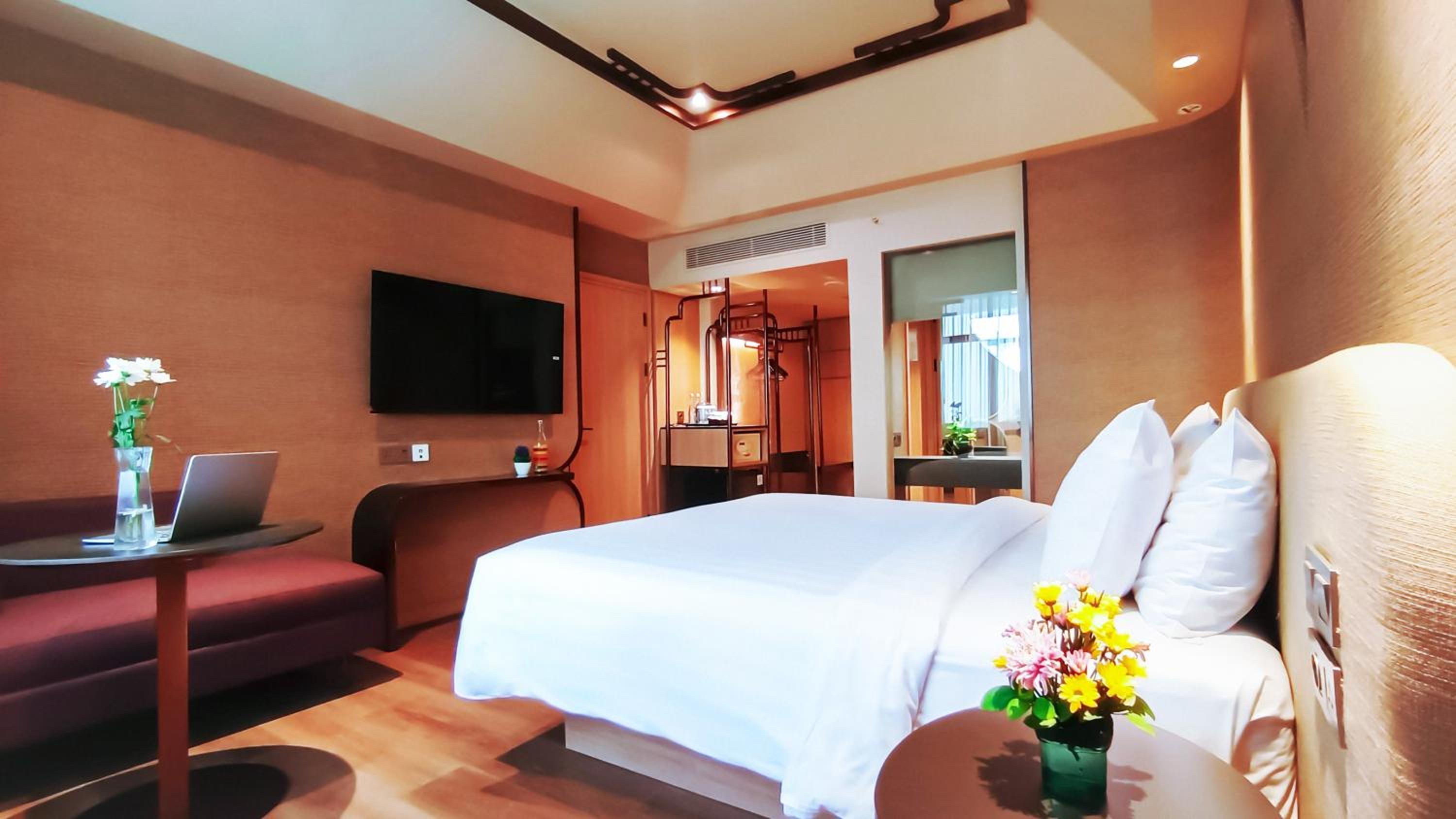 Privilege King Room with City View photo 2