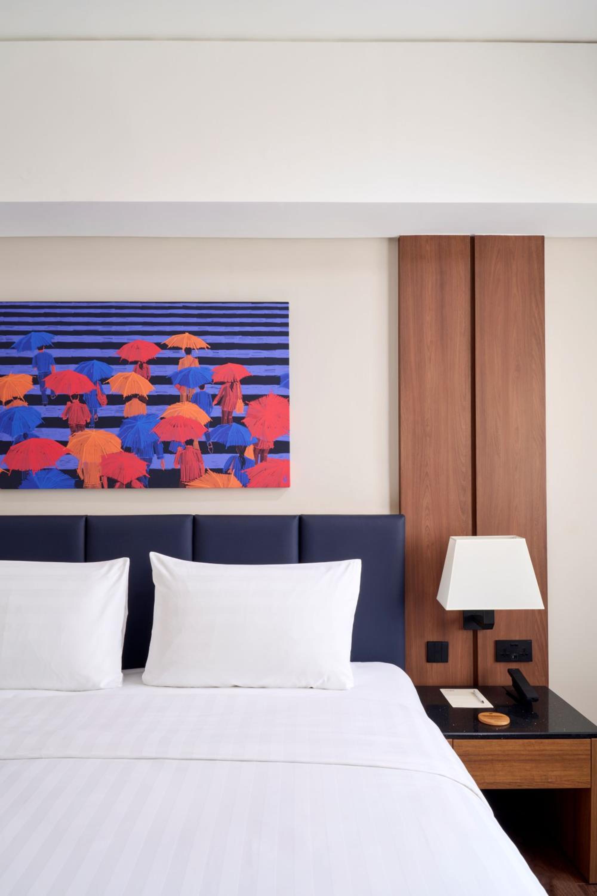 1 King Bed, Standard Room with Lounge Access